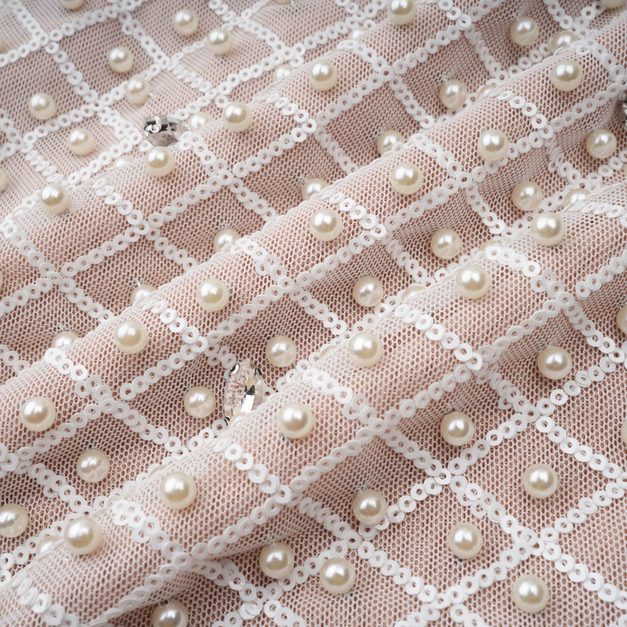 فستان ماكسي أبيض مزين بفتحة رقبة على شكل حرف V من كلودين