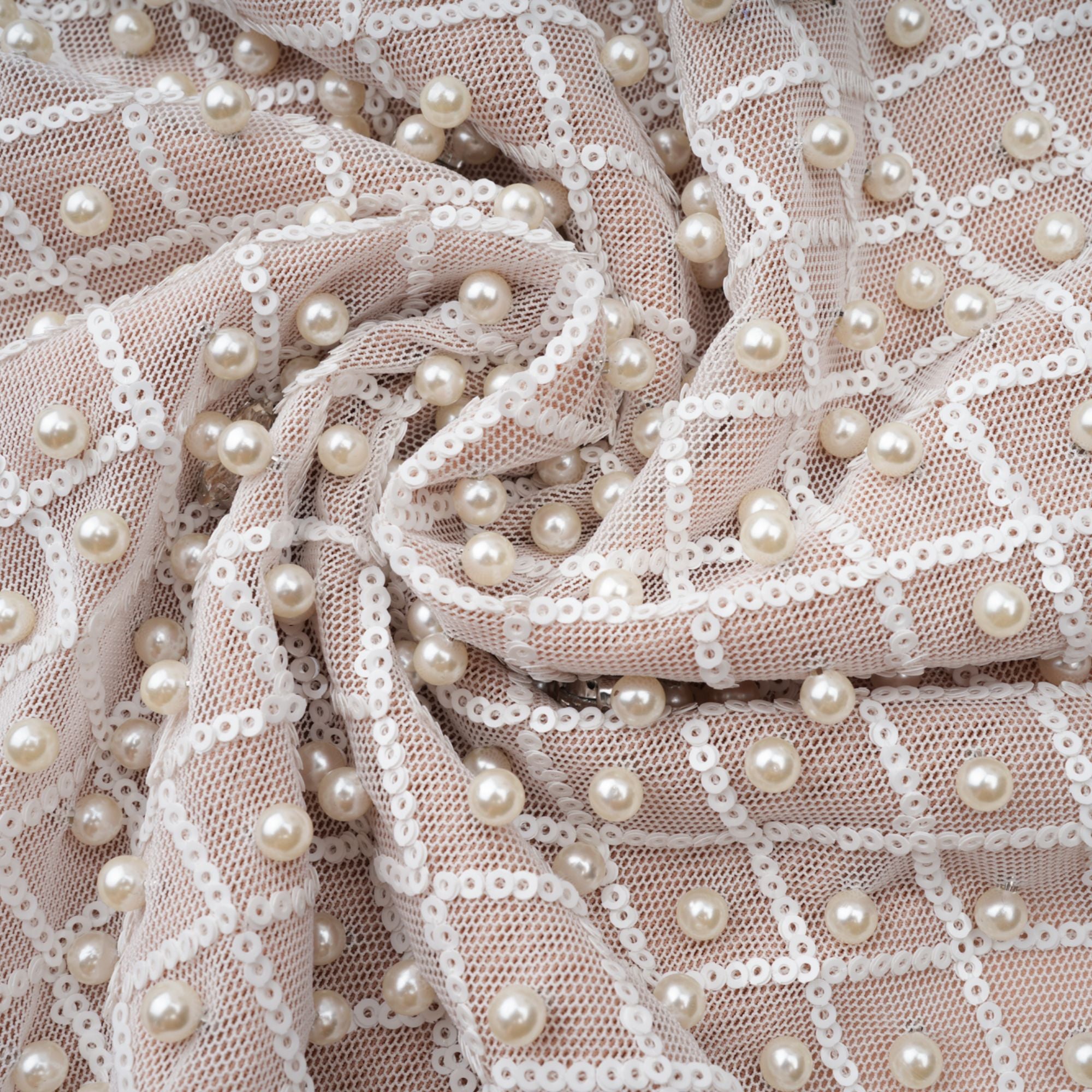 فستان ماكسي أبيض مزين بفتحة رقبة على شكل حرف V من كلودين