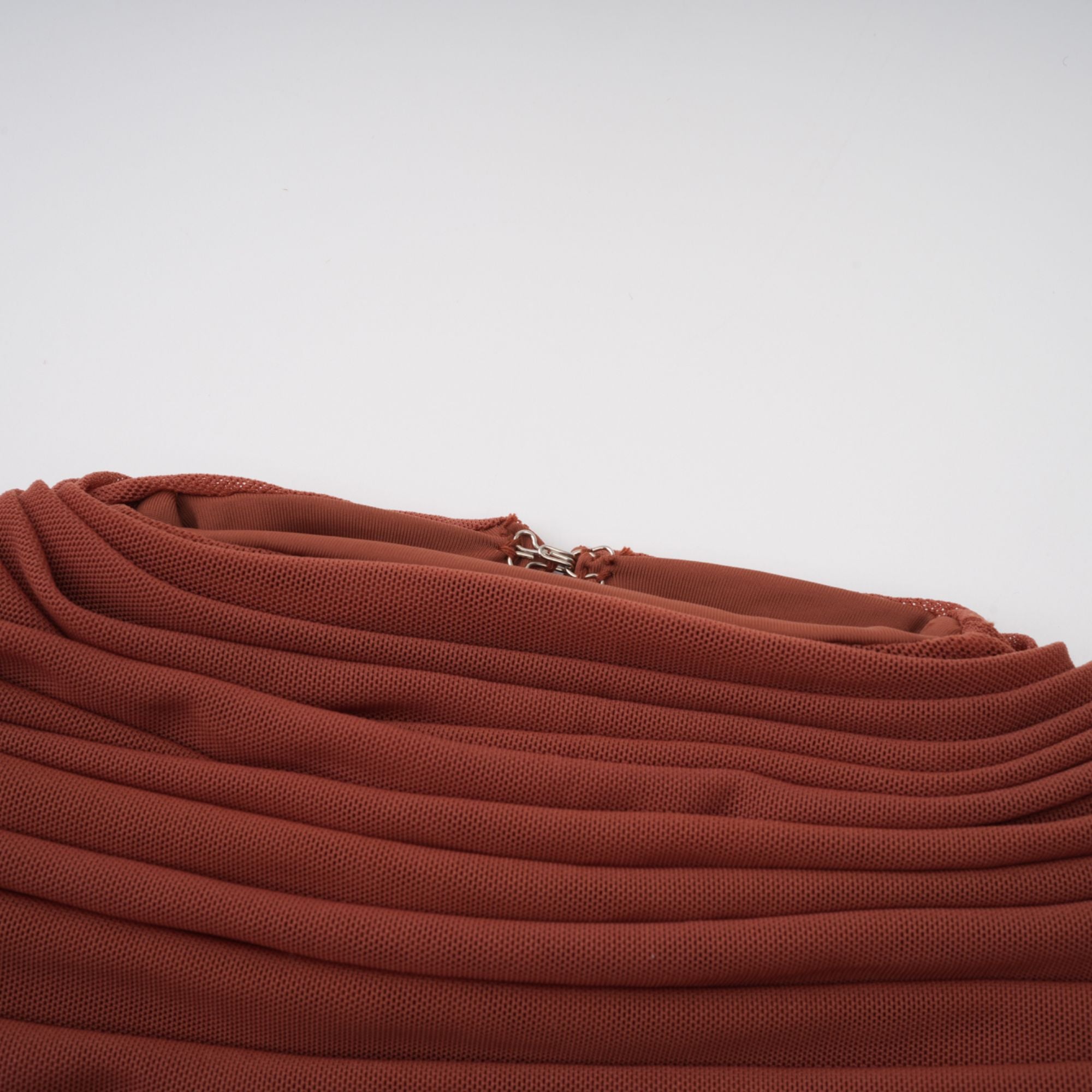 فستان دانيه براون ماكسي بتصميم مجعد ومطرز