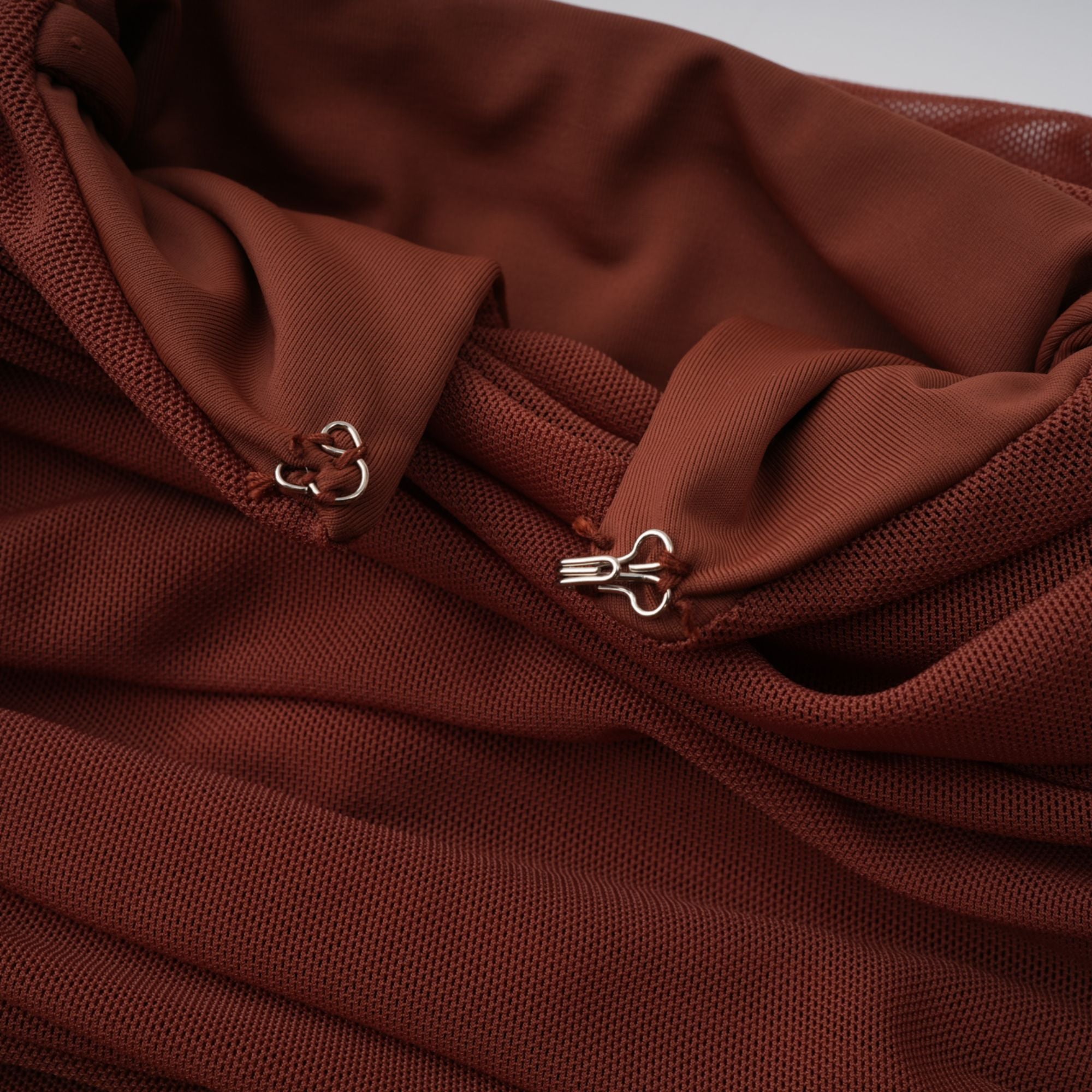 فستان دانيه براون ماكسي بتصميم مجعد ومطرز