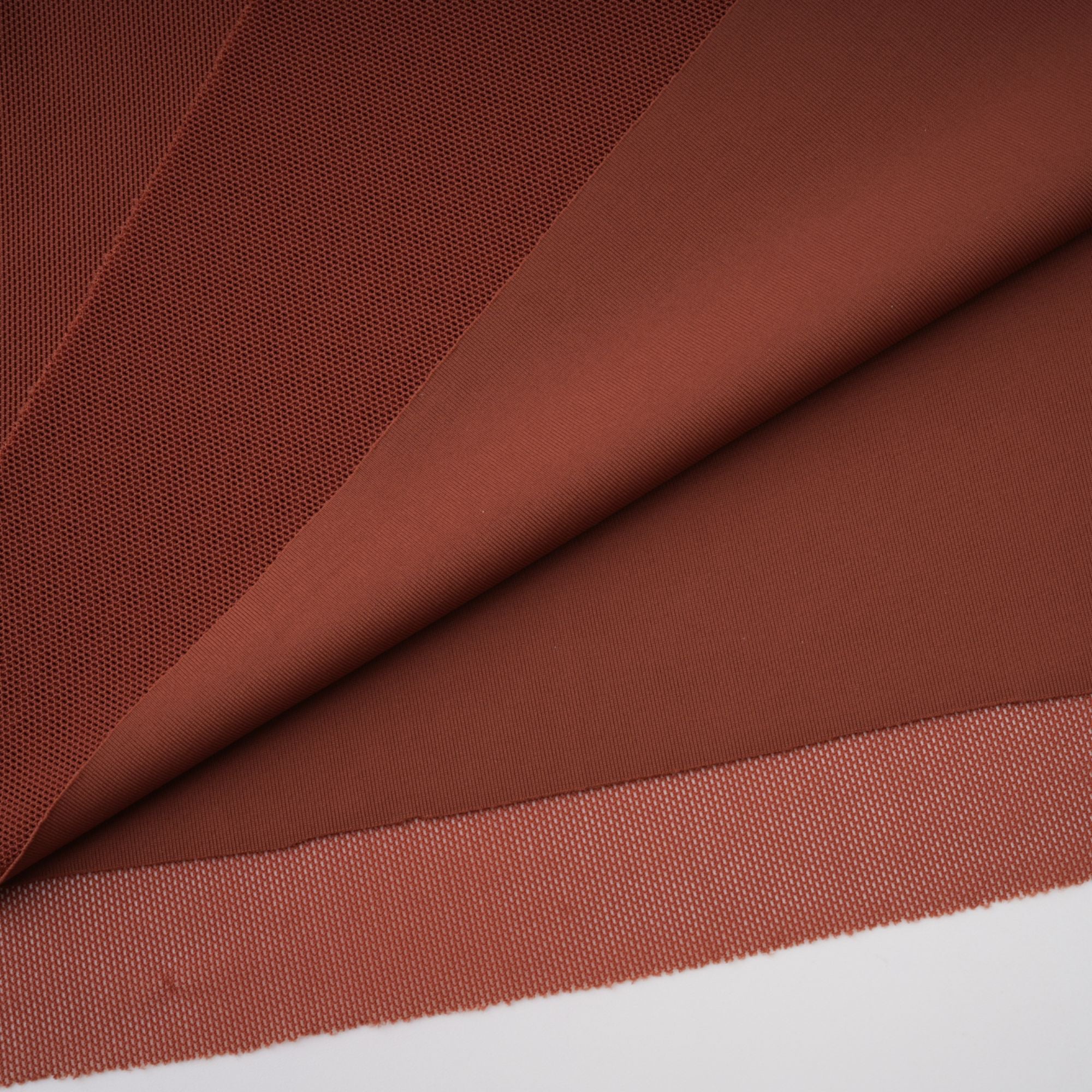 فستان دانيه براون ماكسي بتصميم مجعد ومطرز