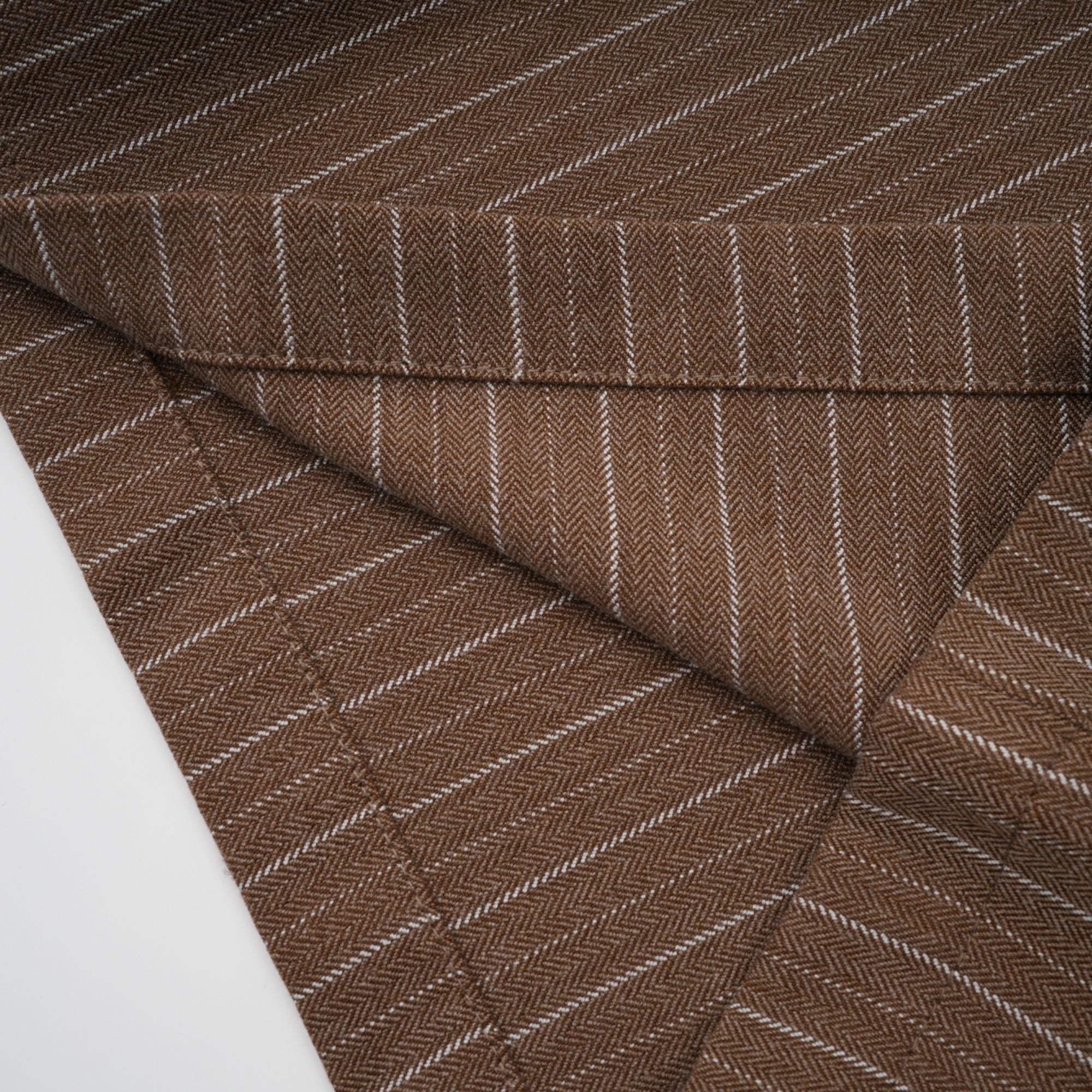 طقم معطف طويل مخطط وبنطلون من كليمانس براون