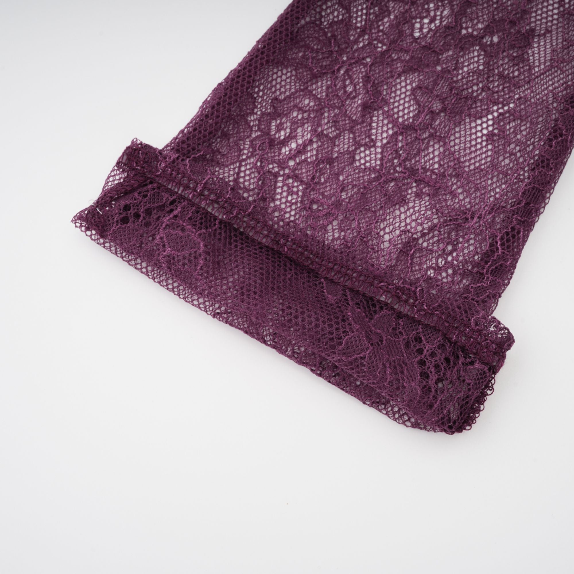 فستان طويل مزين بالدانتيل من Borbála باللون الأرجواني