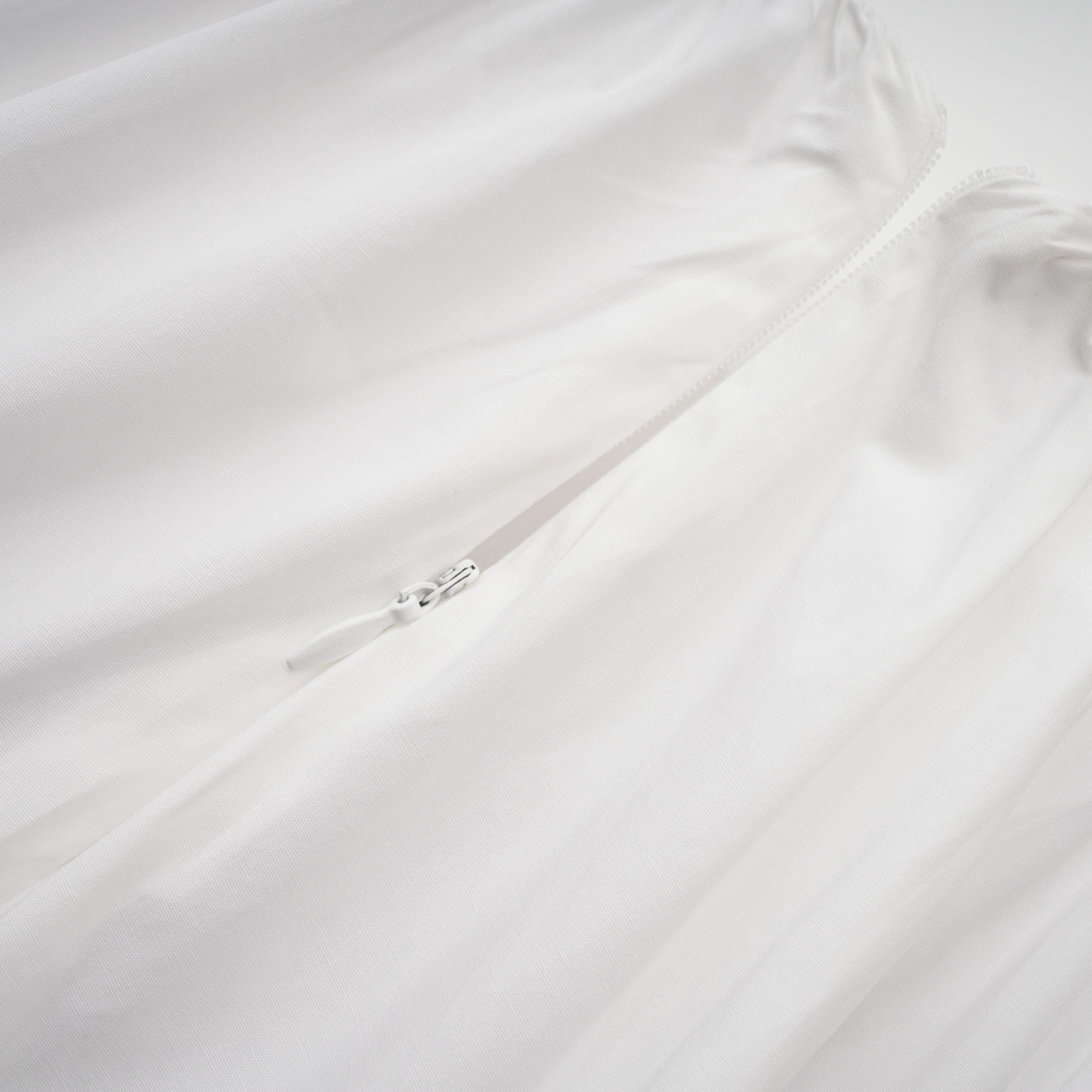 Caterina Weißes Set aus gerafftem Hemd und Rock