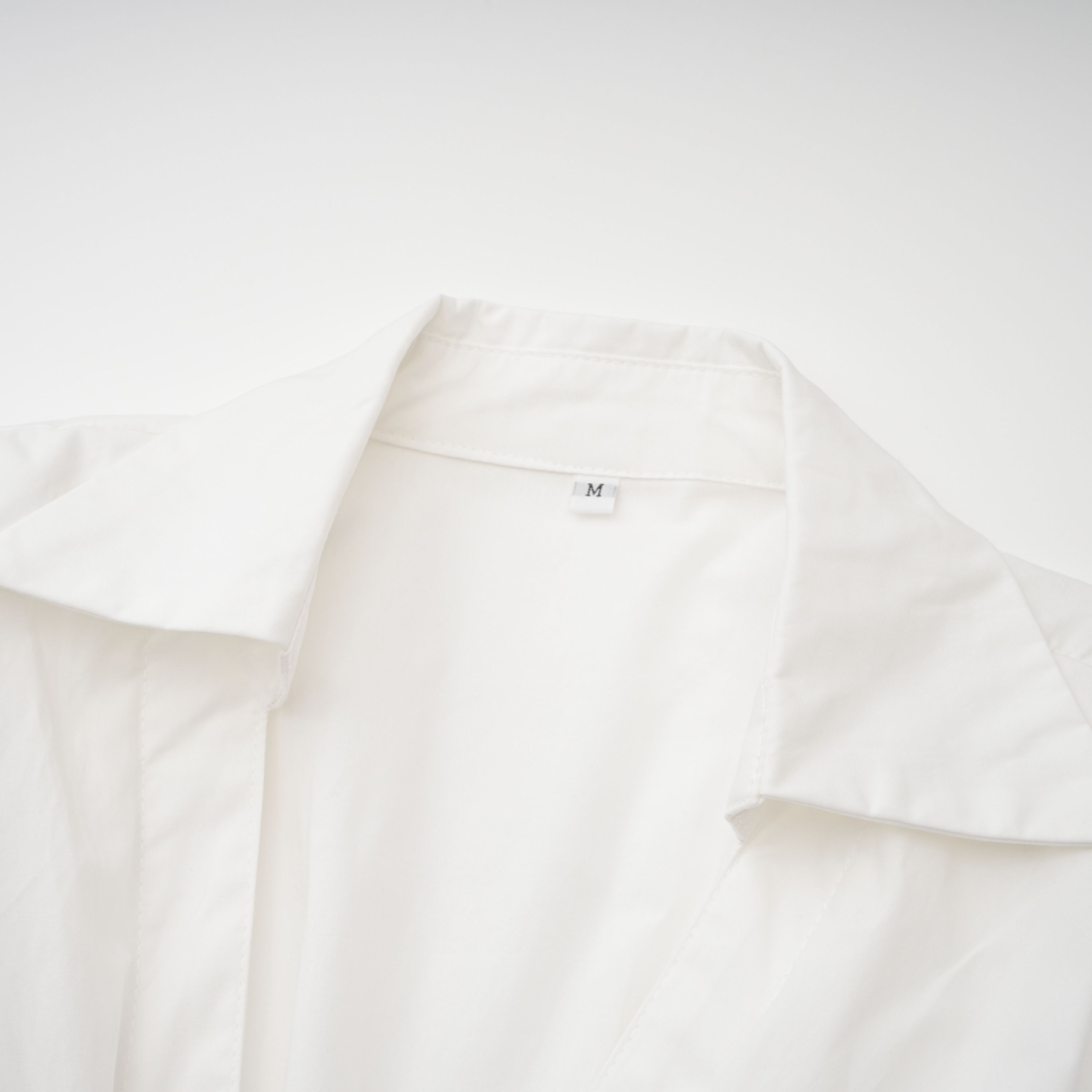 Caterina Weißes Set aus gerafftem Hemd und Rock