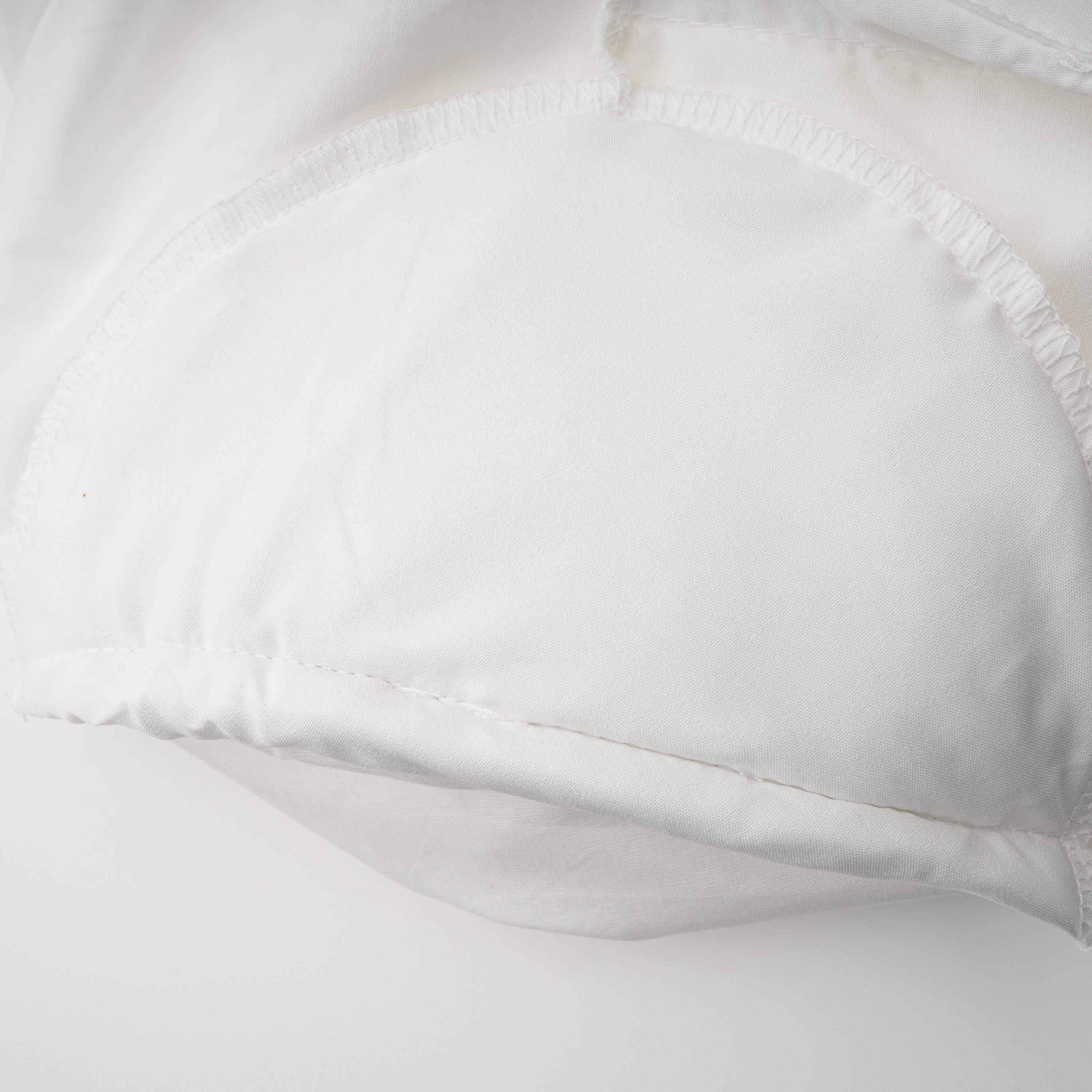 Caterina Weißes Set aus gerafftem Hemd und Rock