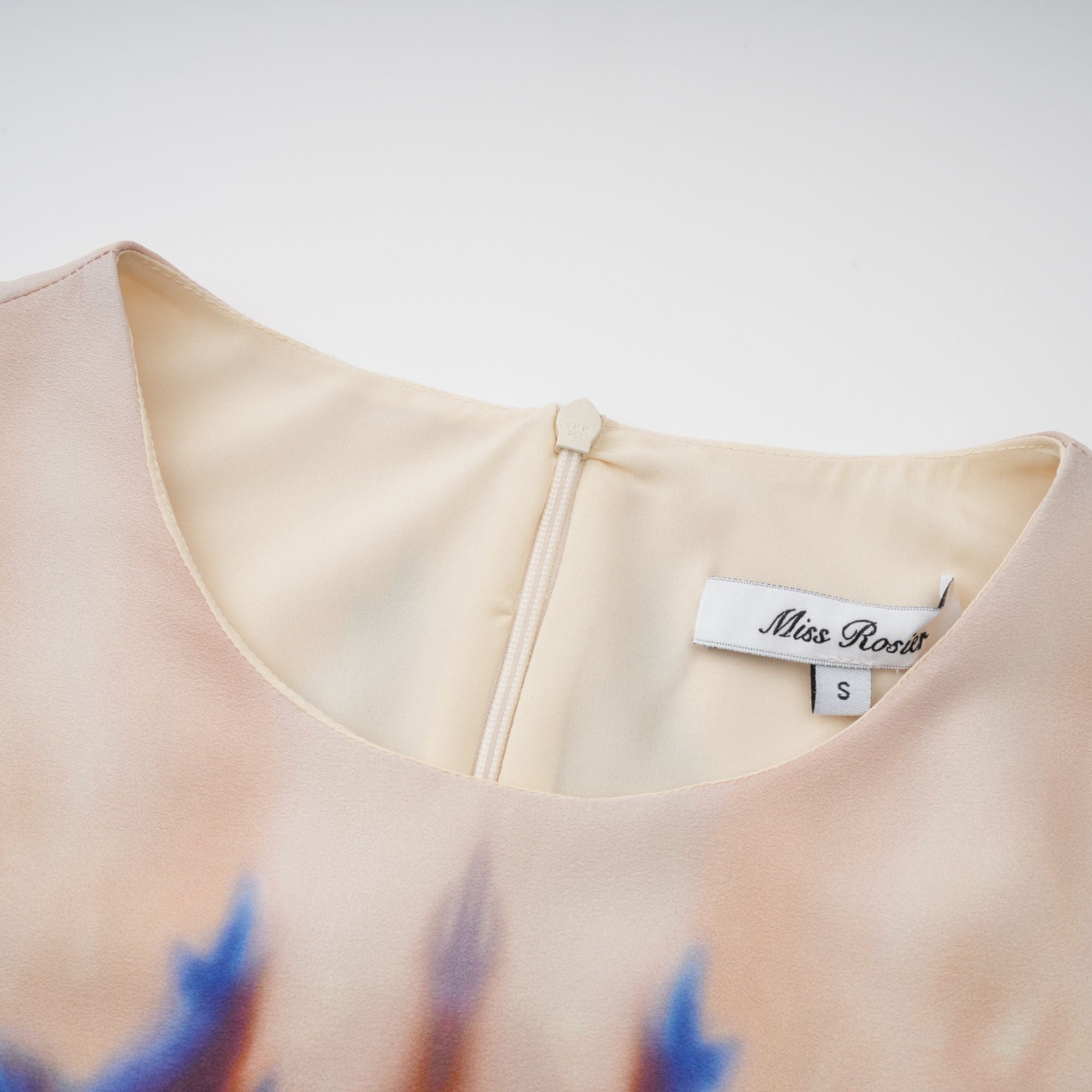 فستان حريري متوسط الطول بطبعة جرافيتي ملطخة من أوربين