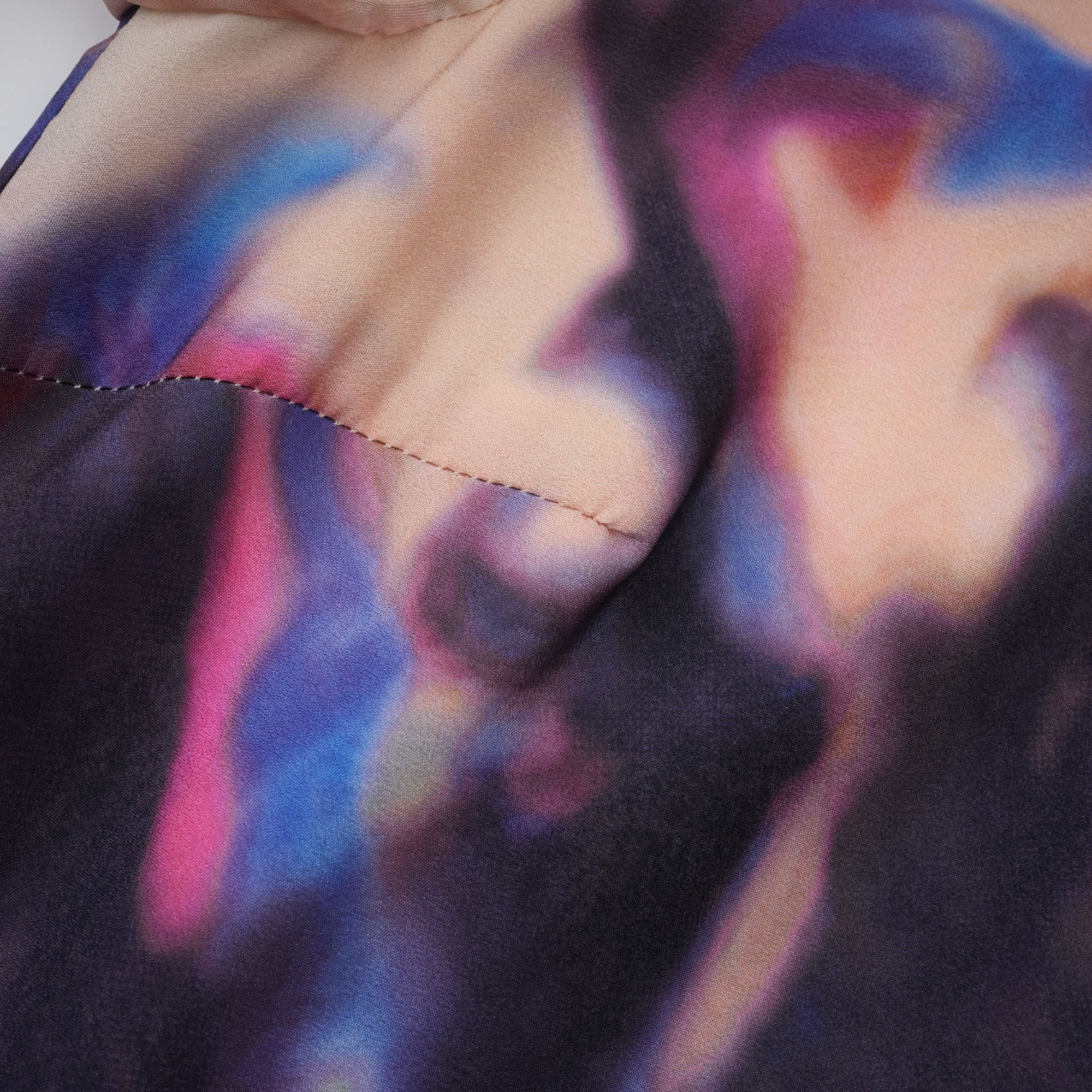 فستان حريري متوسط الطول بطبعة جرافيتي ملطخة من أوربين