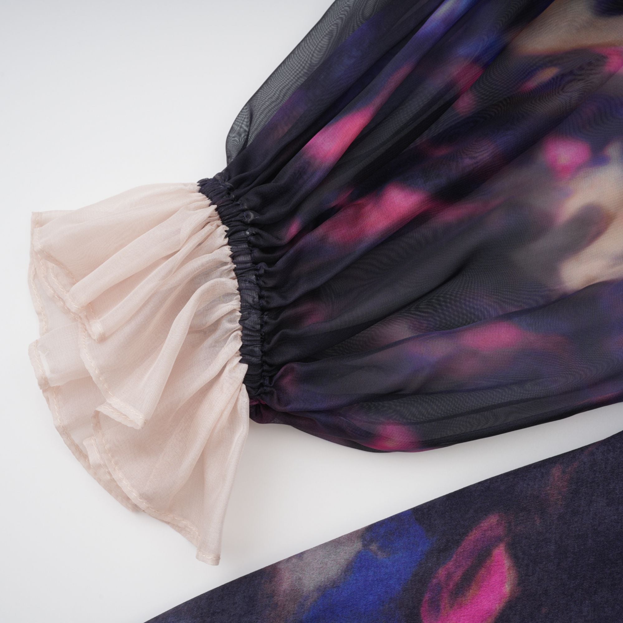 فستان حريري متوسط الطول بطبعة جرافيتي ملطخة من أوربين