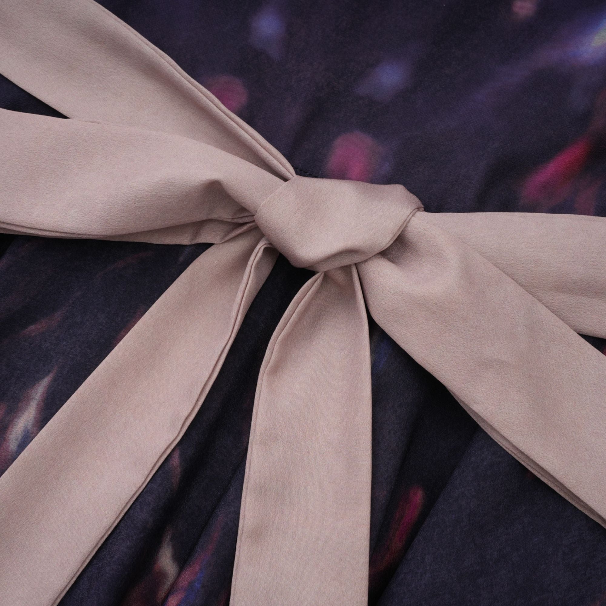 فستان حريري متوسط الطول بطبعة جرافيتي ملطخة من أوربين