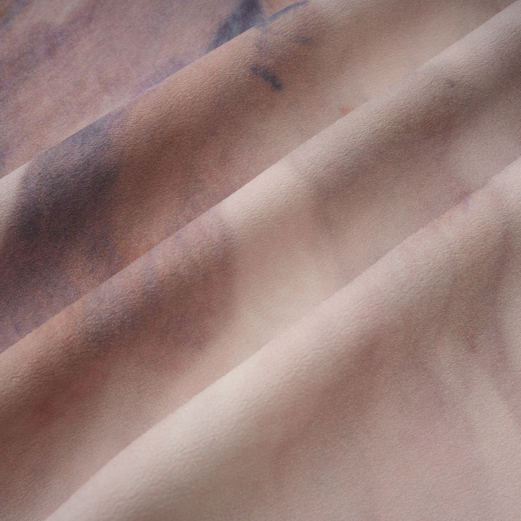 فستان حريري متوسط الطول بطبعة جرافيتي ملطخة من أوربين