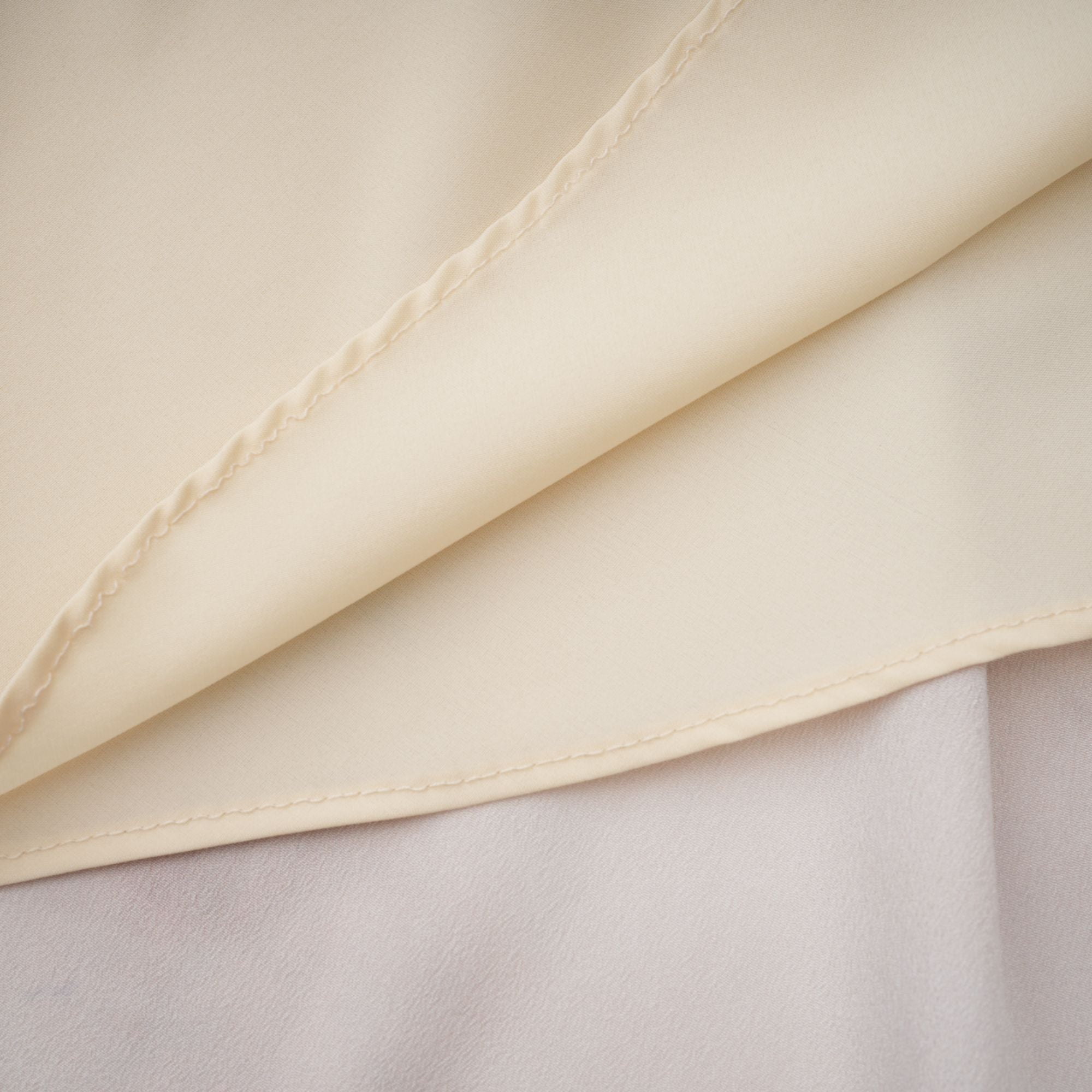 فستان حريري متوسط الطول بطبعة جرافيتي ملطخة من أوربين