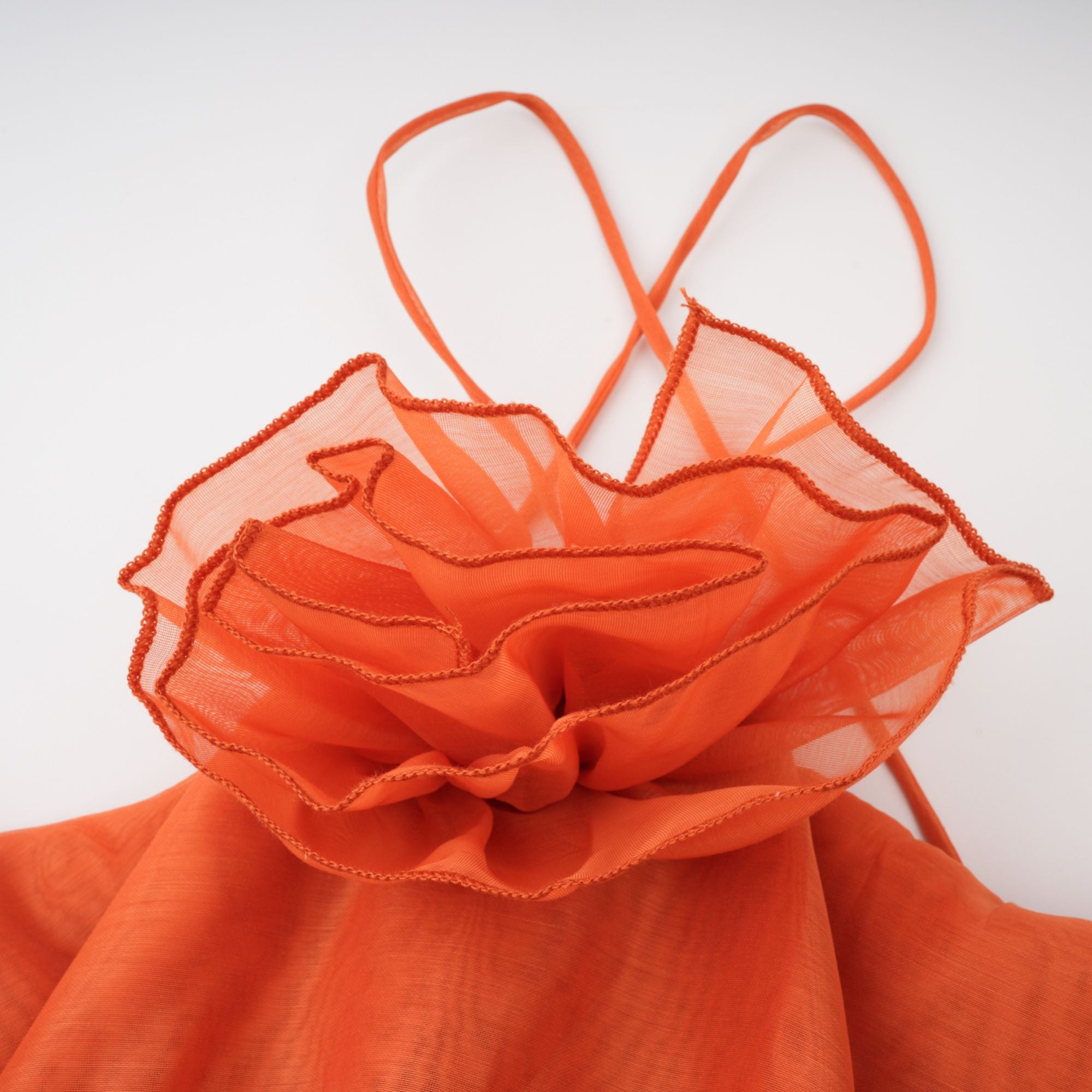 Carrie – Orangefarbenes Neckholder-Maxikleid mit Volant