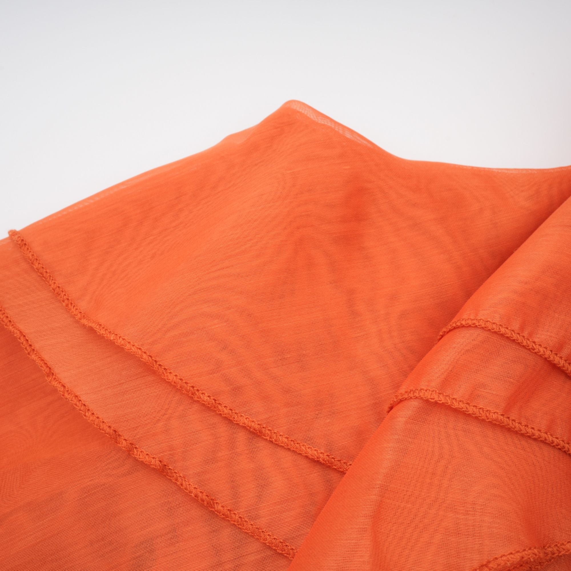 Carrie – Orangefarbenes Neckholder-Maxikleid mit Volant