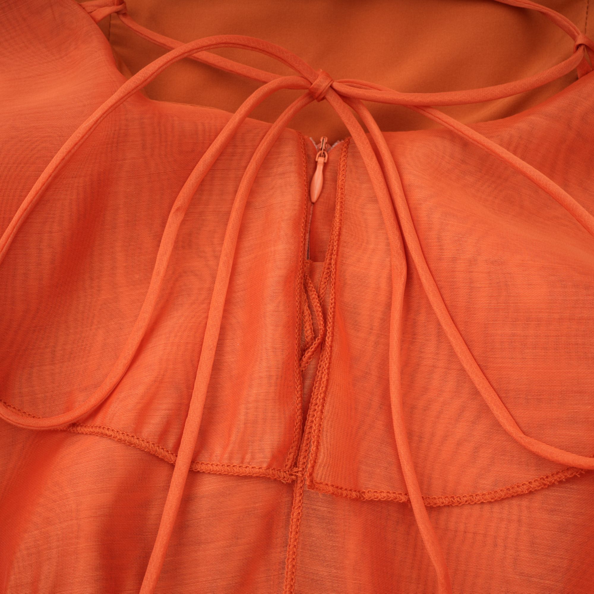 Carrie – Orangefarbenes Neckholder-Maxikleid mit Volant