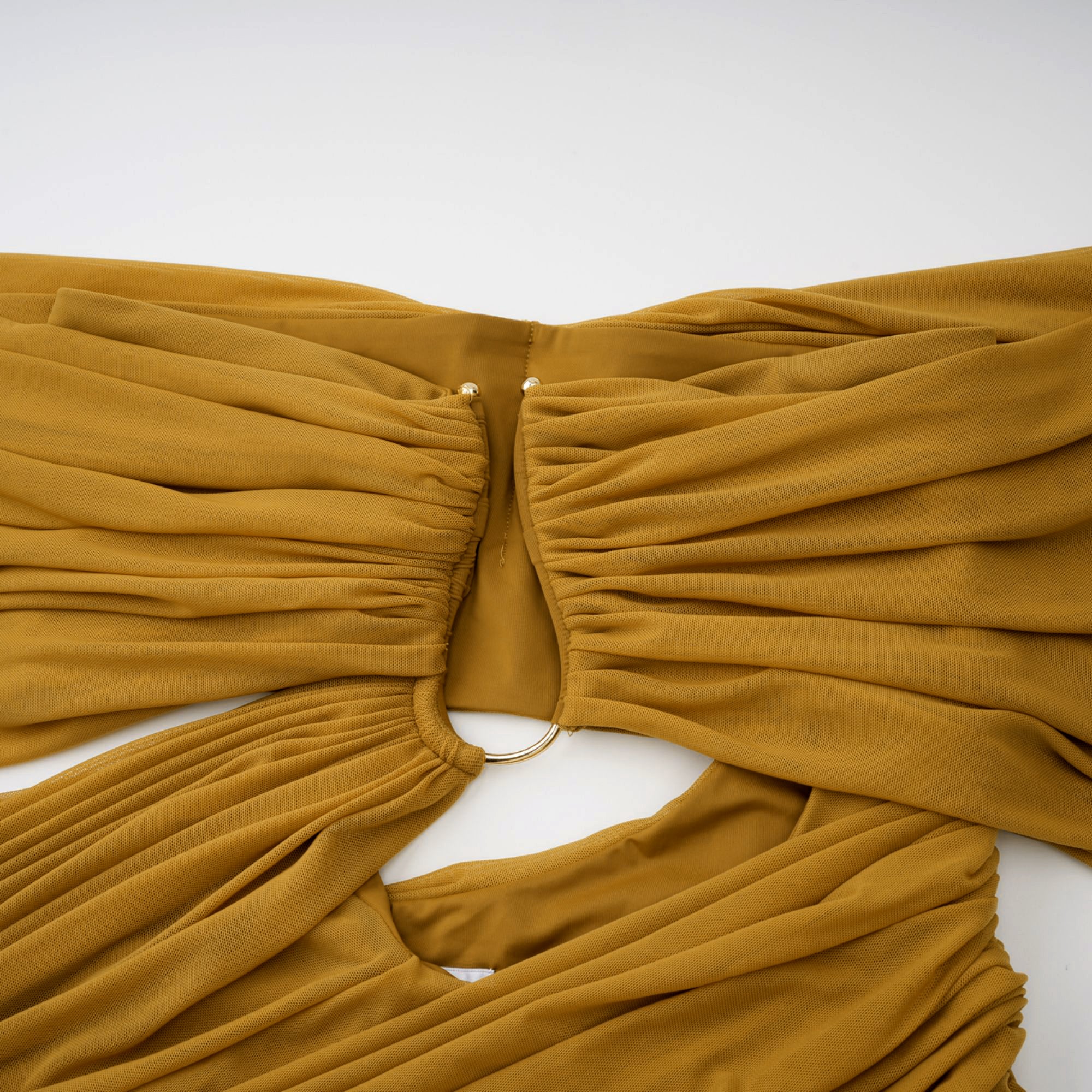 Ludivine – Ockerfarbenes, schulterfreies, gerüschtes Maxikleid mit Cut-outs