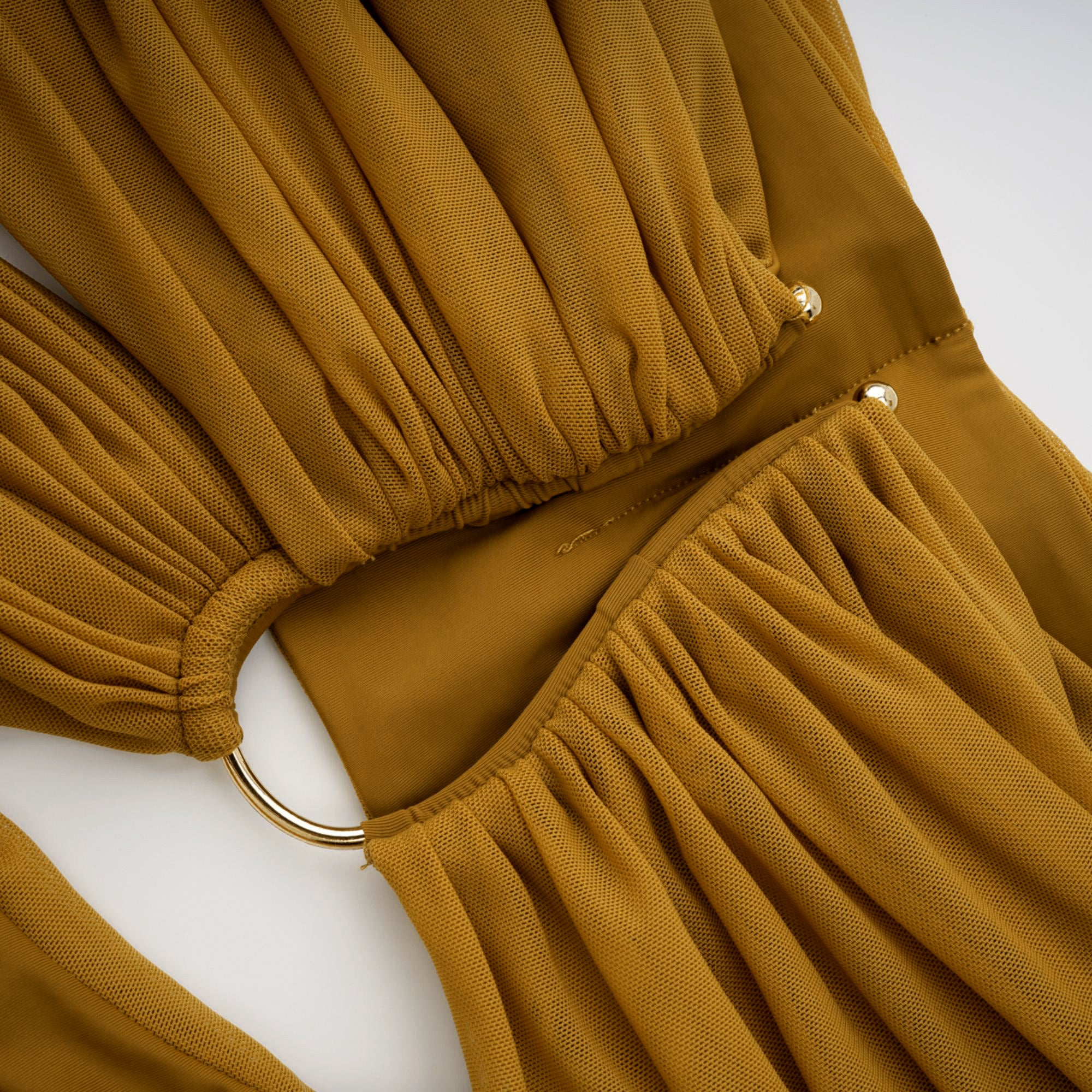 Ludivine – Ockerfarbenes, schulterfreies, gerüschtes Maxikleid mit Cut-outs