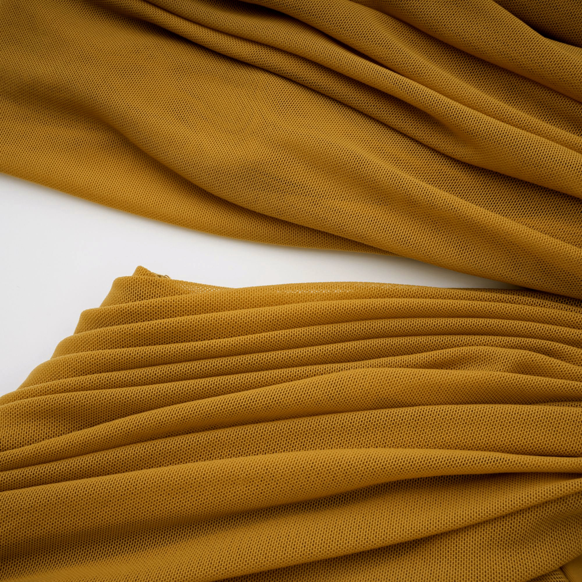 Ludivine – Ockerfarbenes, schulterfreies, gerüschtes Maxikleid mit Cut-outs