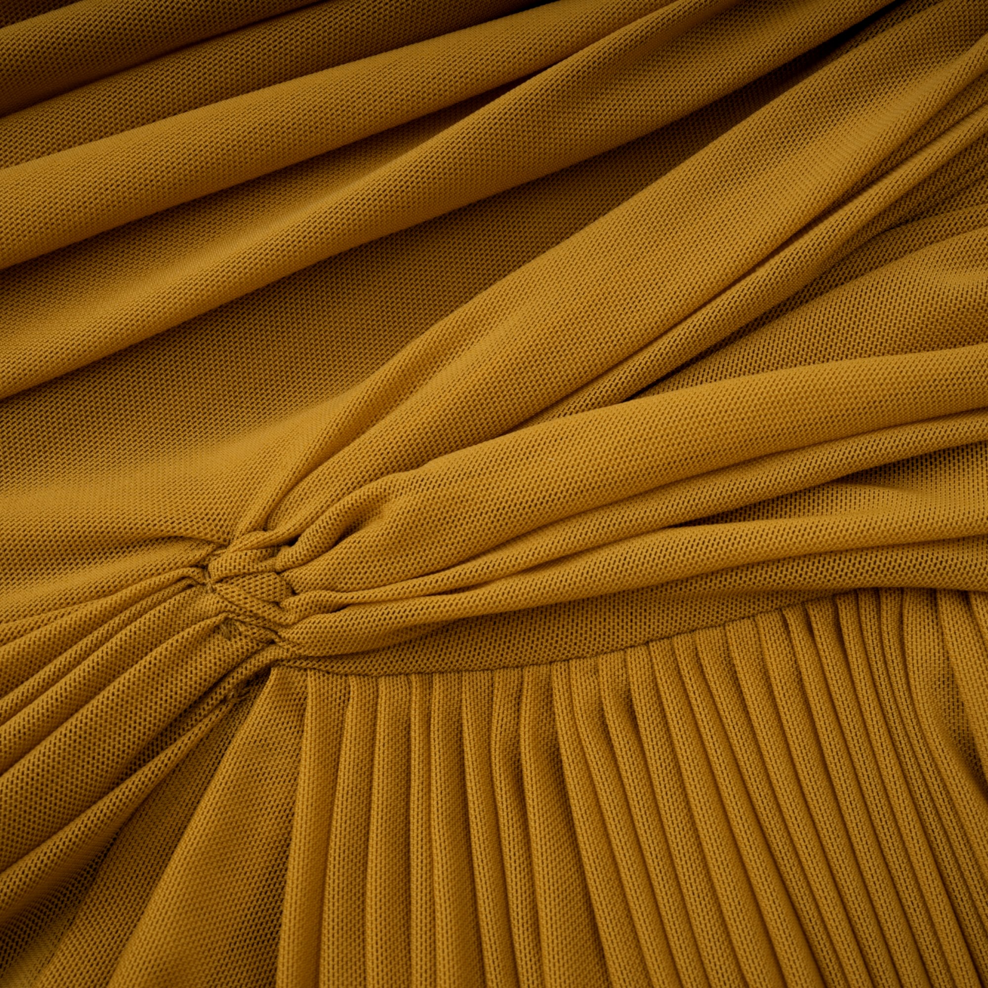 Ludivine – Ockerfarbenes, schulterfreies, gerüschtes Maxikleid mit Cut-outs