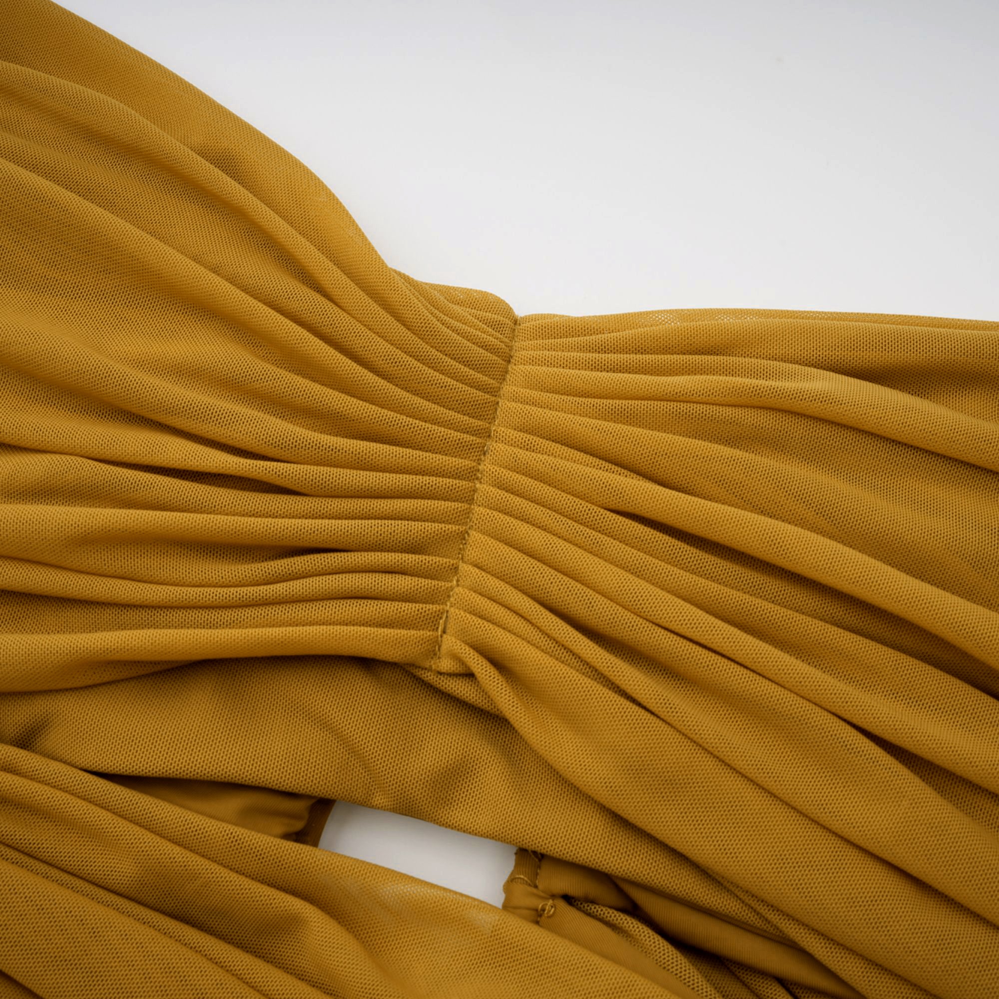 Ludivine – Ockerfarbenes, schulterfreies, gerüschtes Maxikleid mit Cut-outs