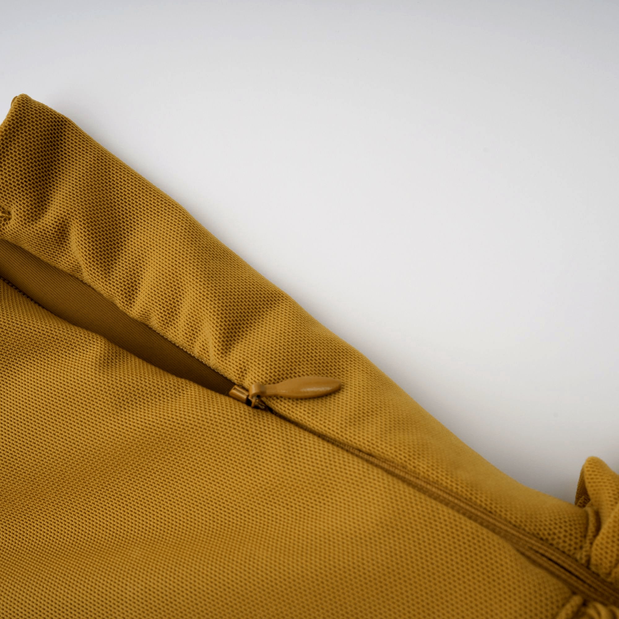 Ludivine – Ockerfarbenes, schulterfreies, gerüschtes Maxikleid mit Cut-outs