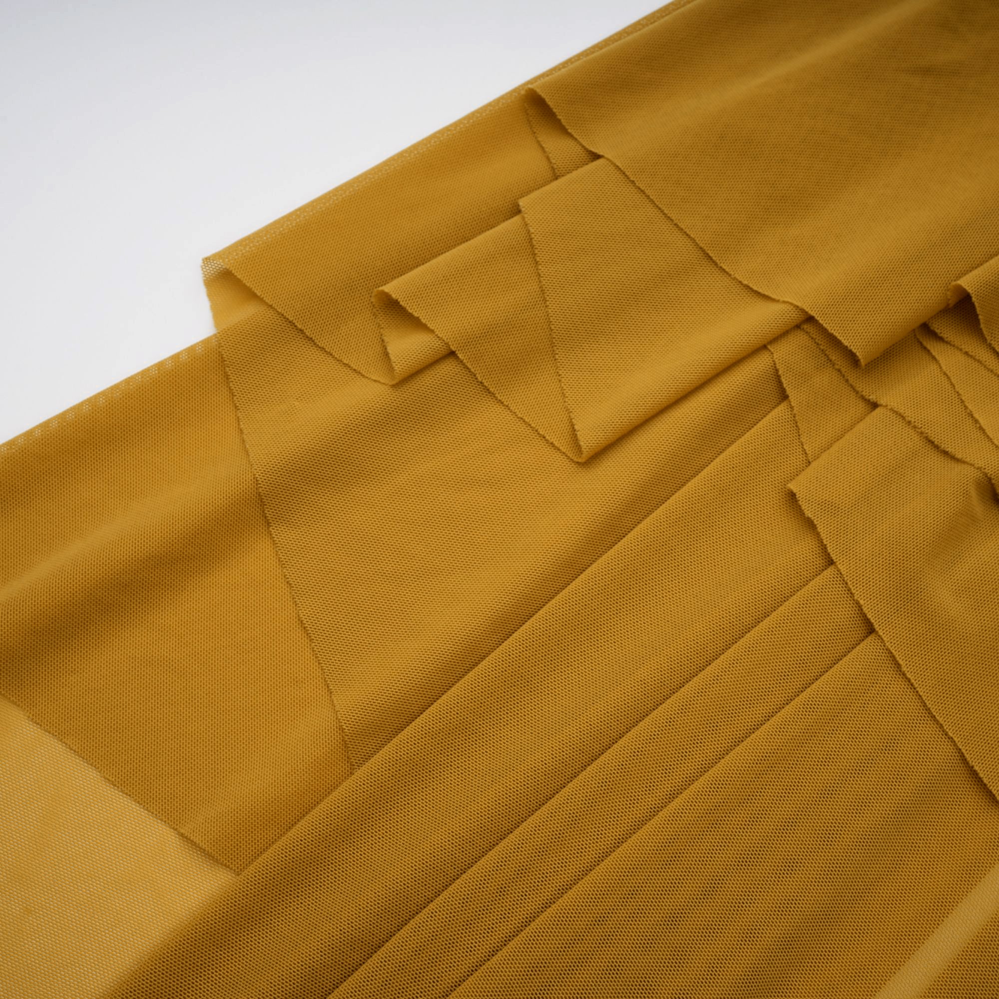 Ludivine – Ockerfarbenes, schulterfreies, gerüschtes Maxikleid mit Cut-outs