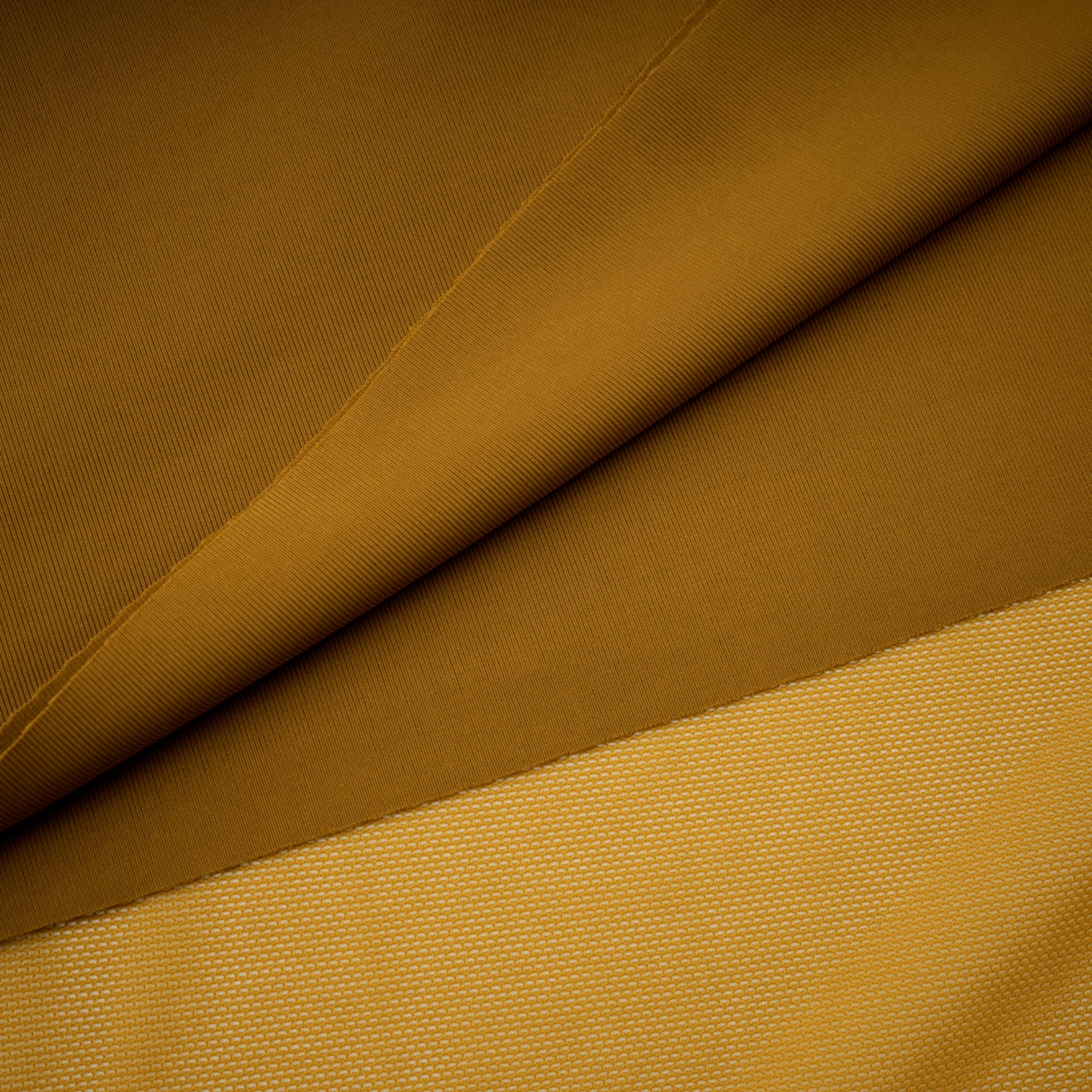 Ludivine – Ockerfarbenes, schulterfreies, gerüschtes Maxikleid mit Cut-outs