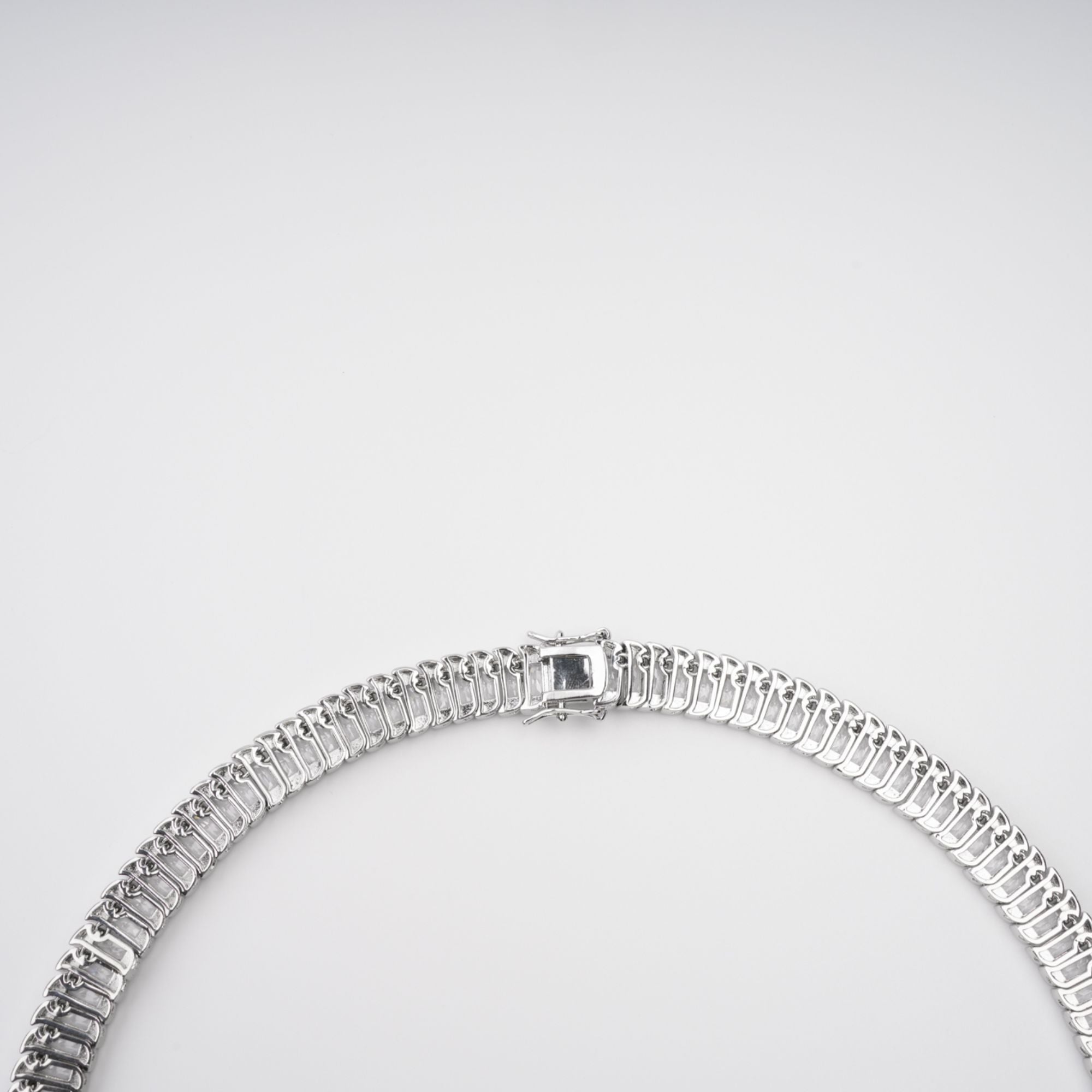 قلادة ألبان الفضية المزينة بالكريستال