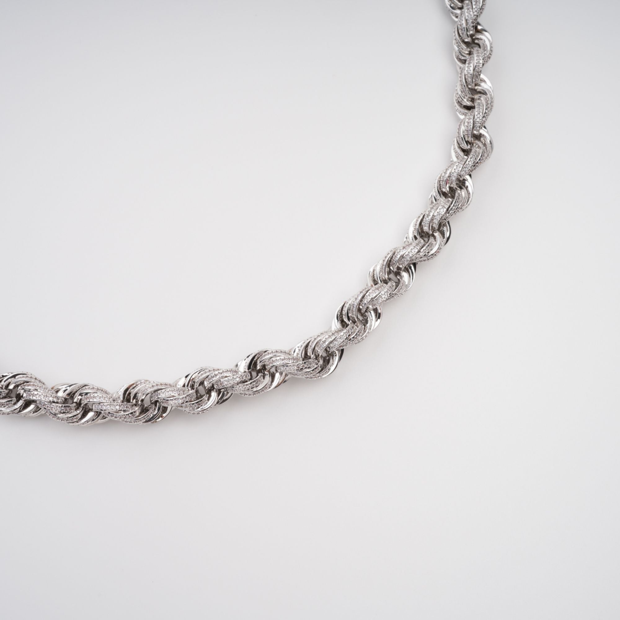 قلادة أفينتين الفضية المزينة بالكريستال