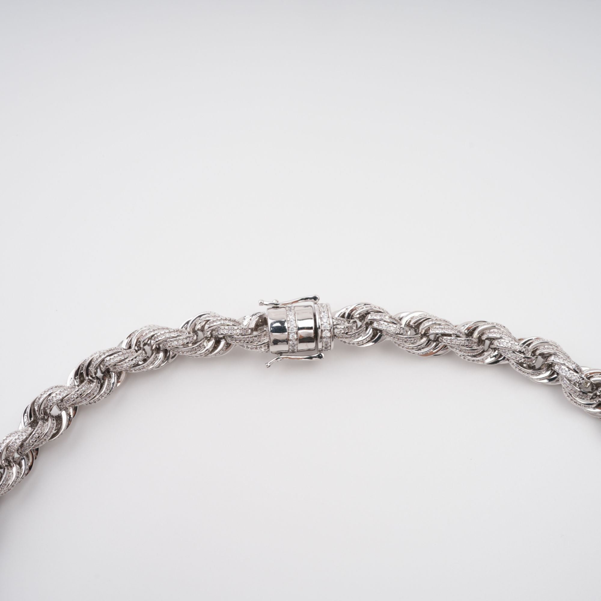 قلادة أفينتين الفضية المزينة بالكريستال