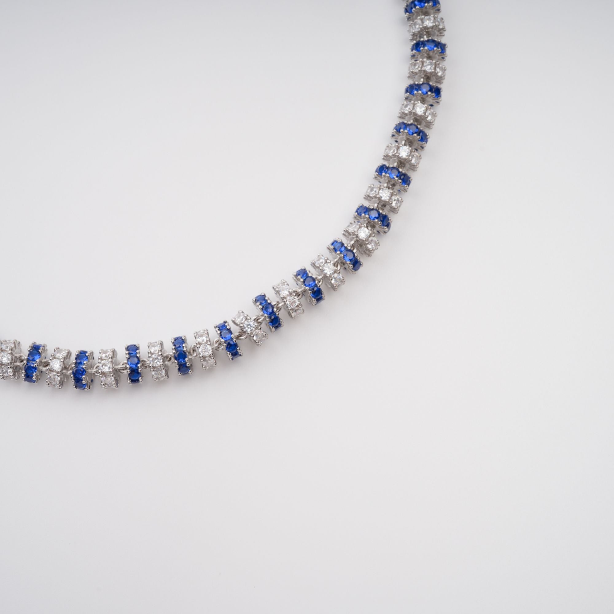 Sandrine Halskette mit blauen Kristallen