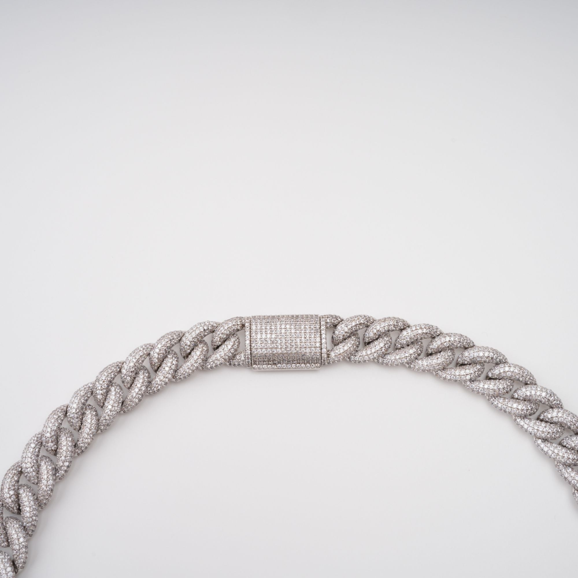 Frida – Silberfarbene Halskette mit kubanischem Gliederarmband und Kristallverzierung