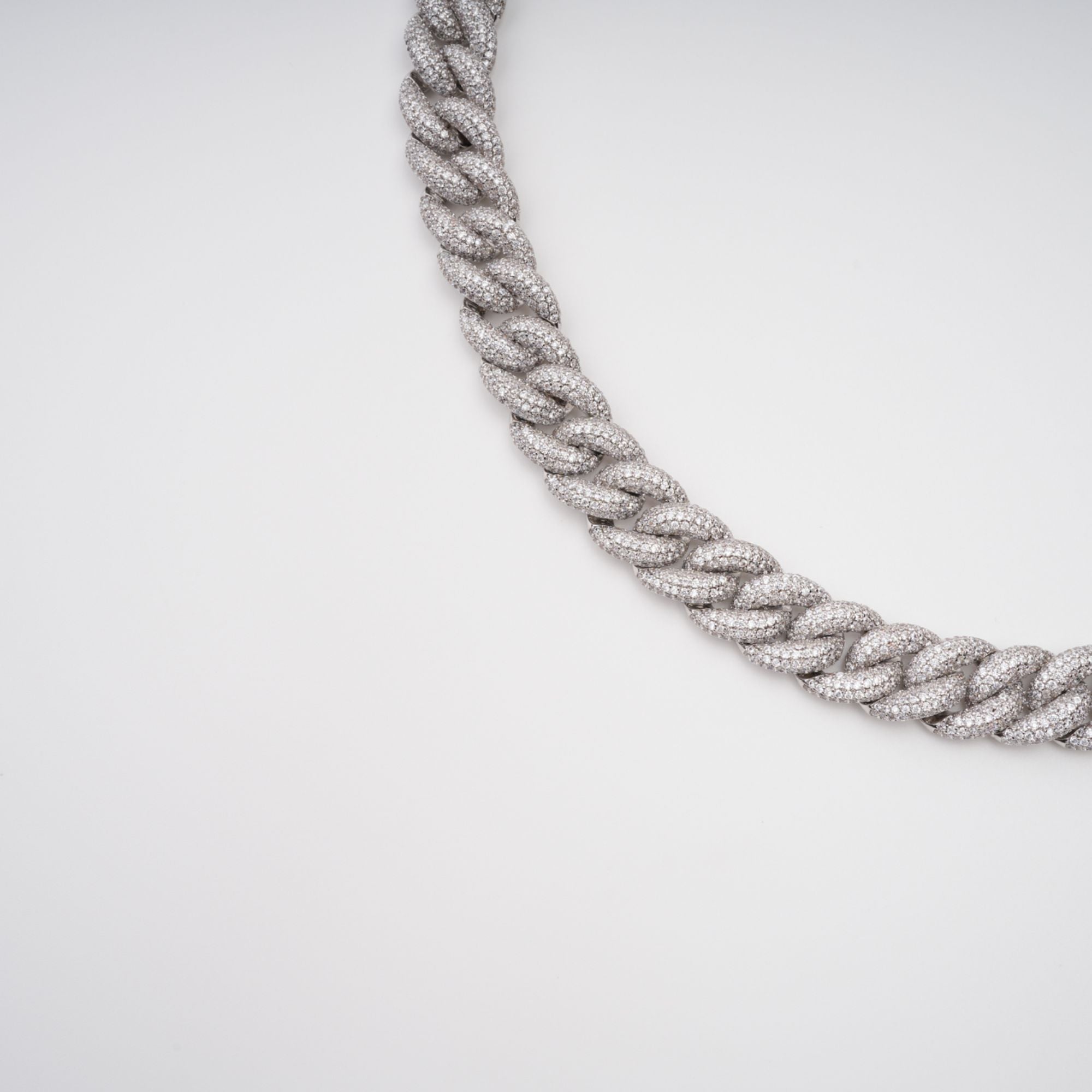 Frida – Silberfarbene Halskette mit kubanischem Gliederarmband und Kristallverzierung