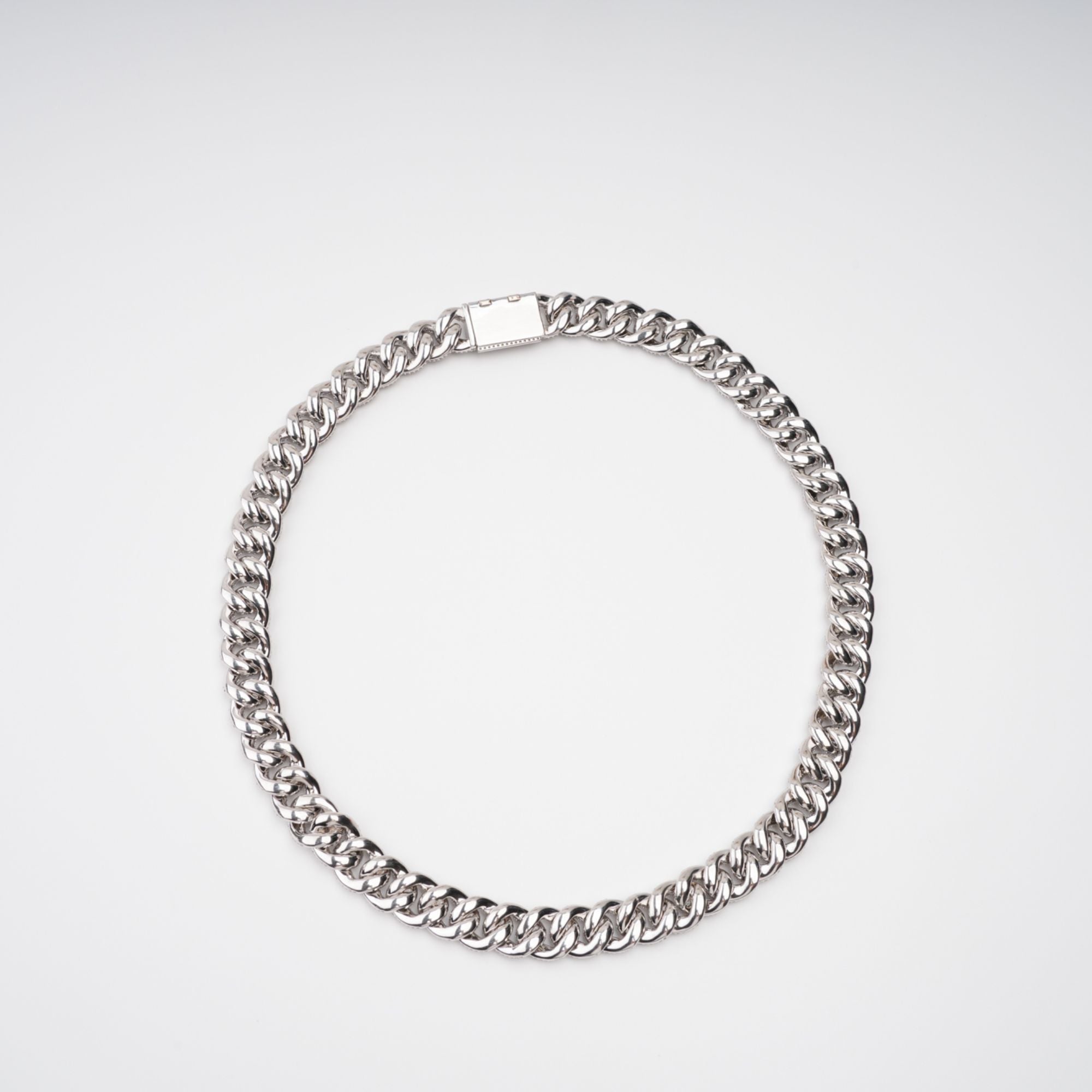 Frida – Silberfarbene Halskette mit kubanischem Gliederarmband und Kristallverzierung