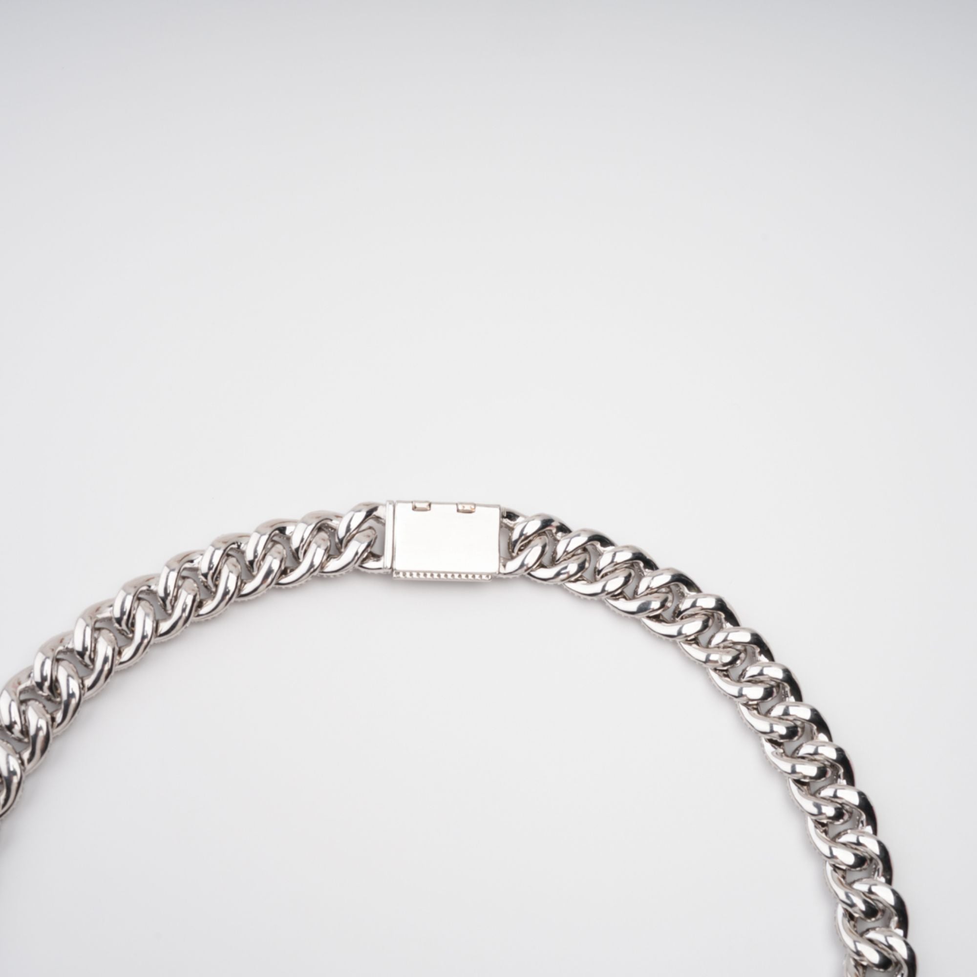 Frida – Silberfarbene Halskette mit kubanischem Gliederarmband und Kristallverzierung