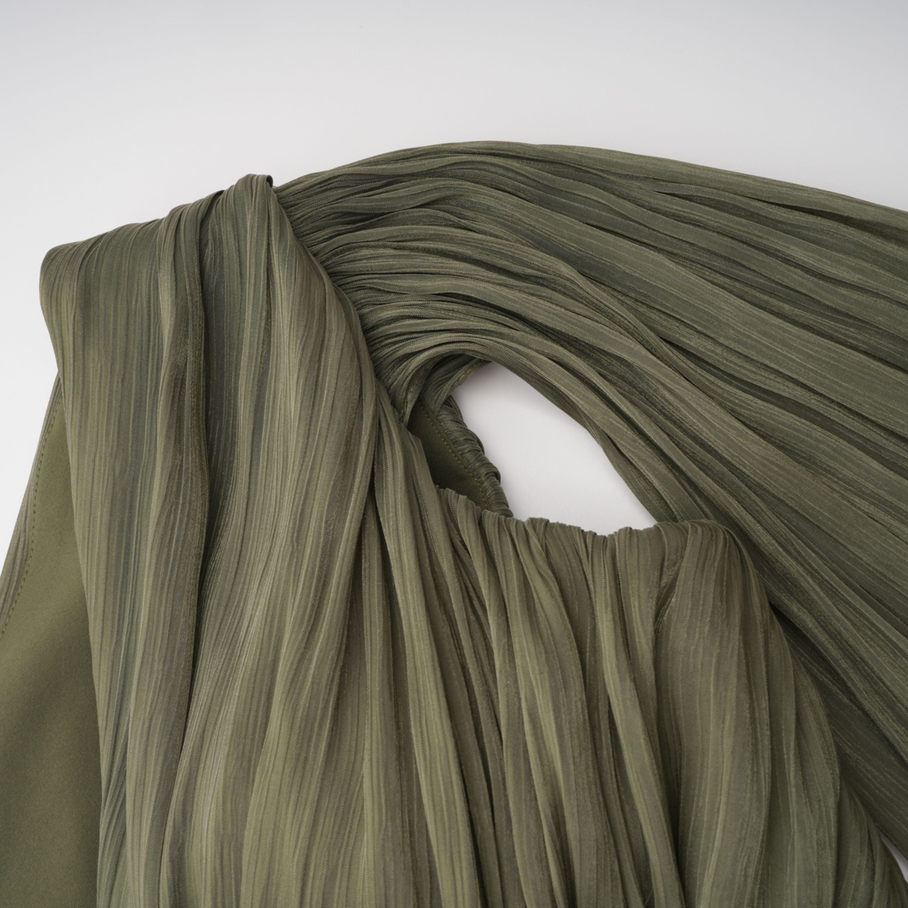 فستان طويل بكتف واحد ومزين بزخارف من Katrin Green