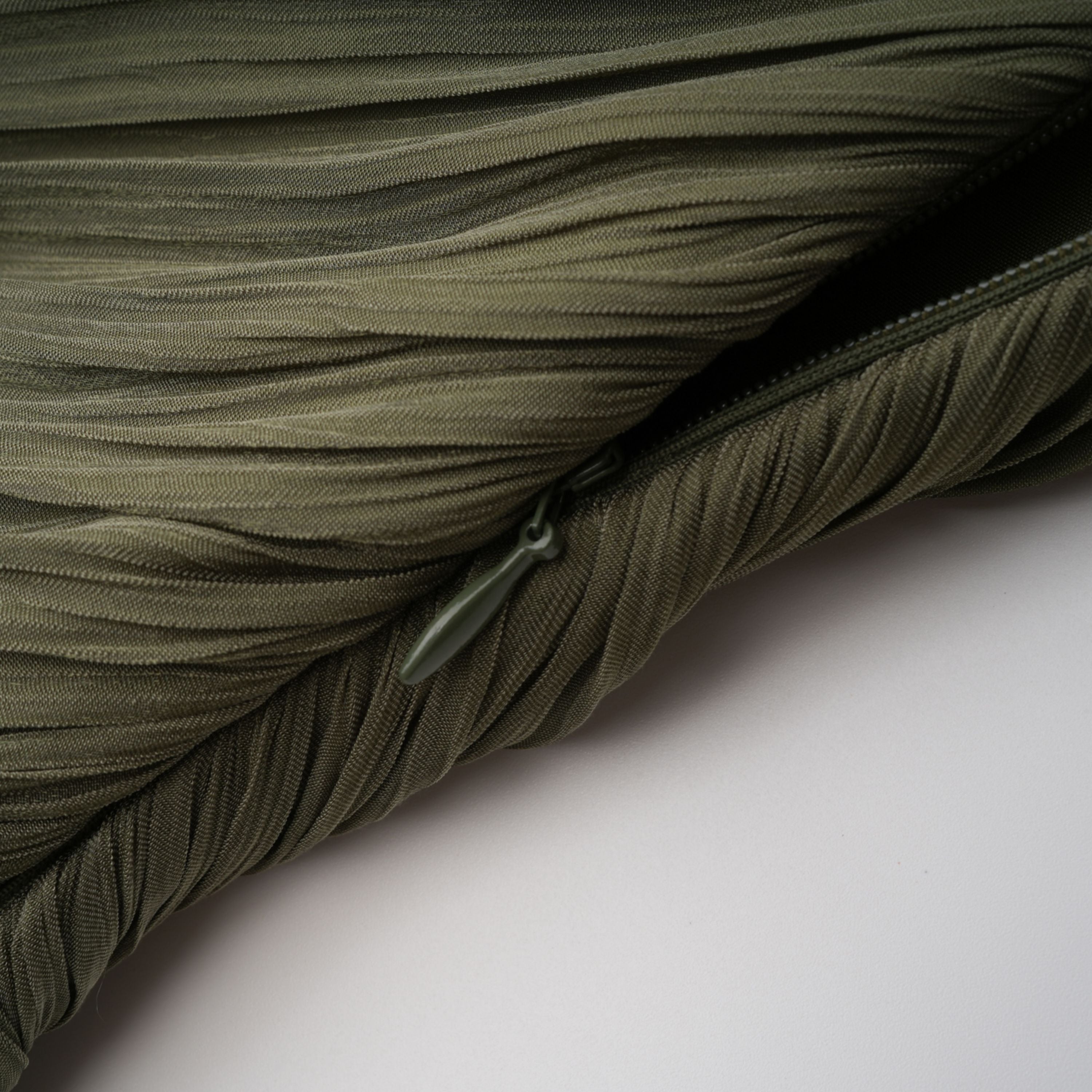 فستان طويل بكتف واحد ومزين بزخارف من Katrin Green