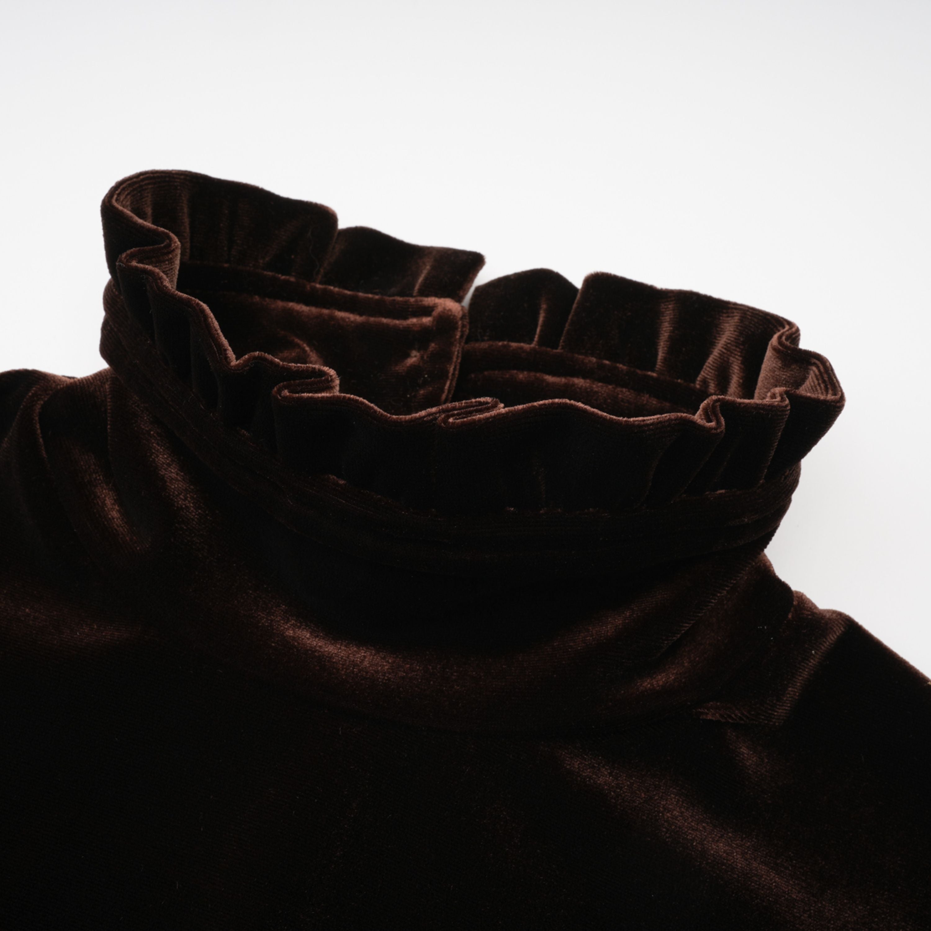 فستان قصير غير متماثل برقبة عالية من Alma Brown