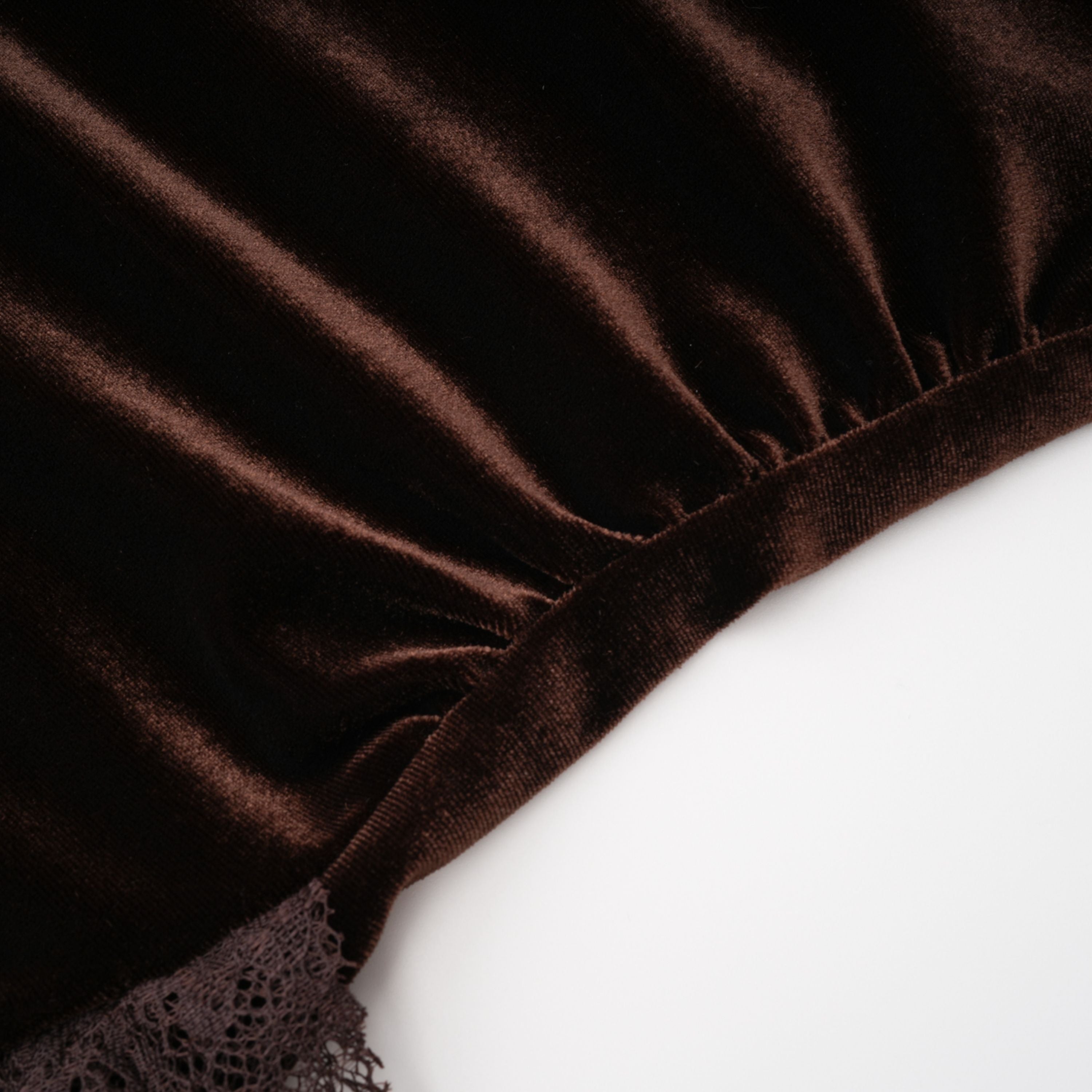 فستان قصير غير متماثل برقبة عالية من Alma Brown