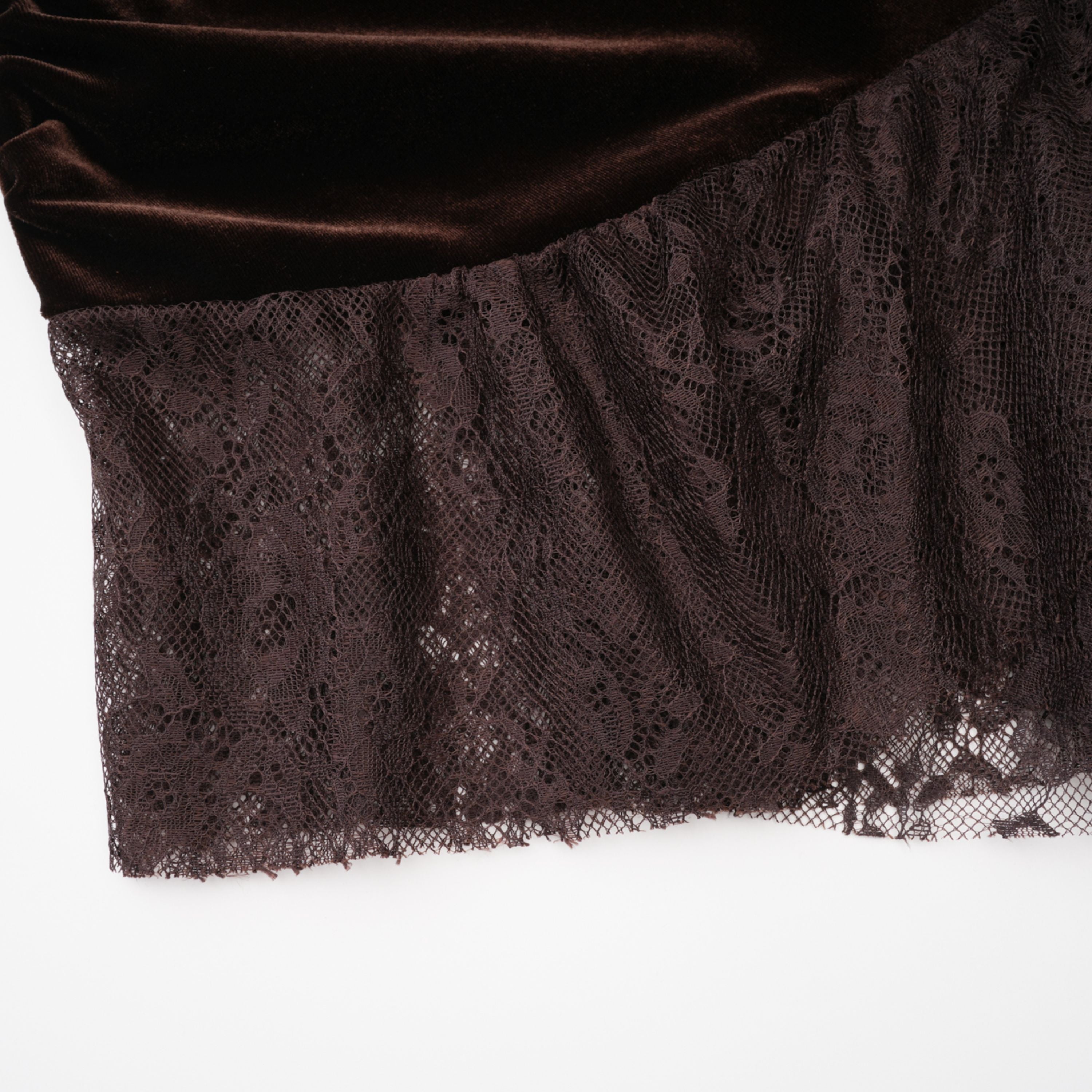 فستان قصير غير متماثل برقبة عالية من Alma Brown