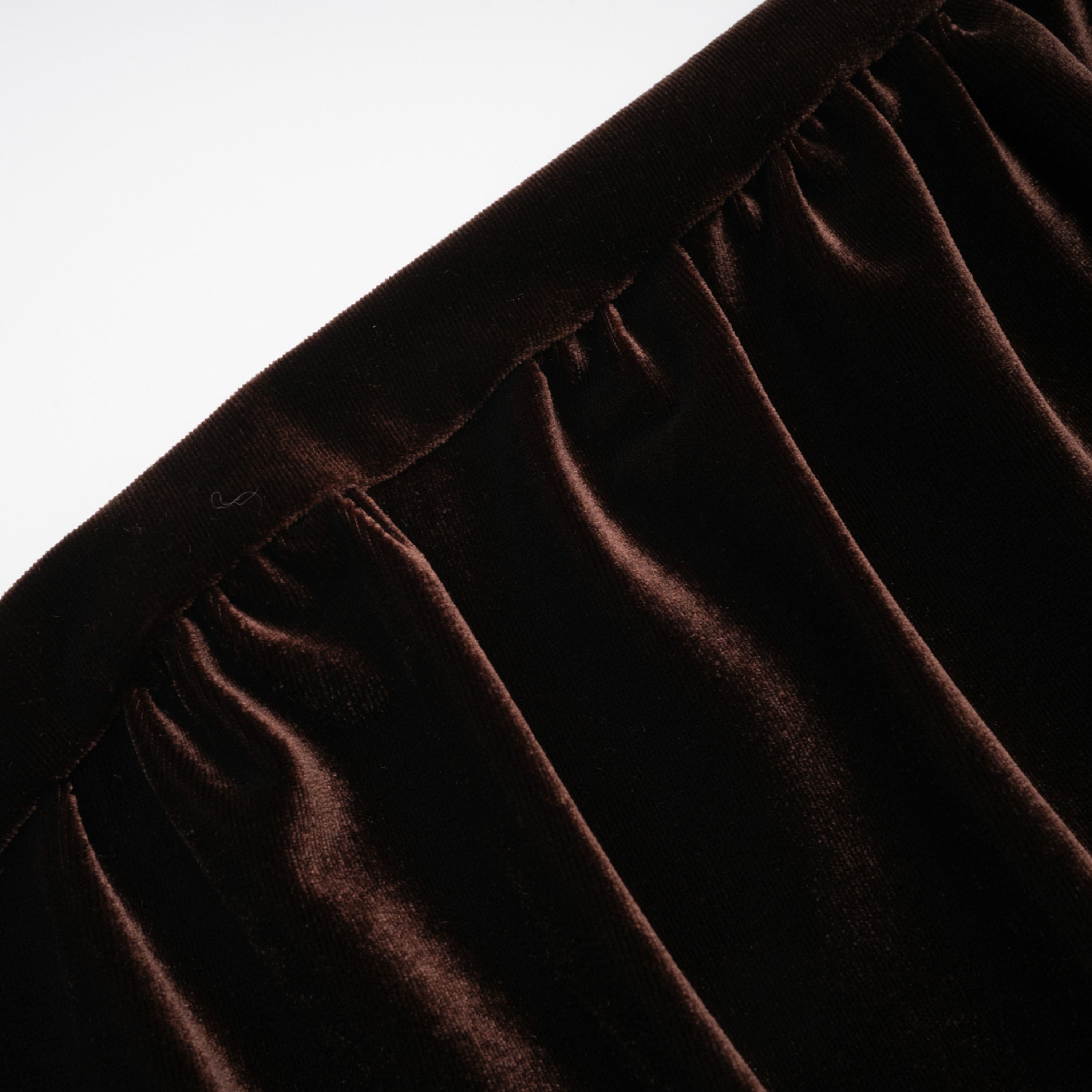 فستان قصير غير متماثل برقبة عالية من Alma Brown