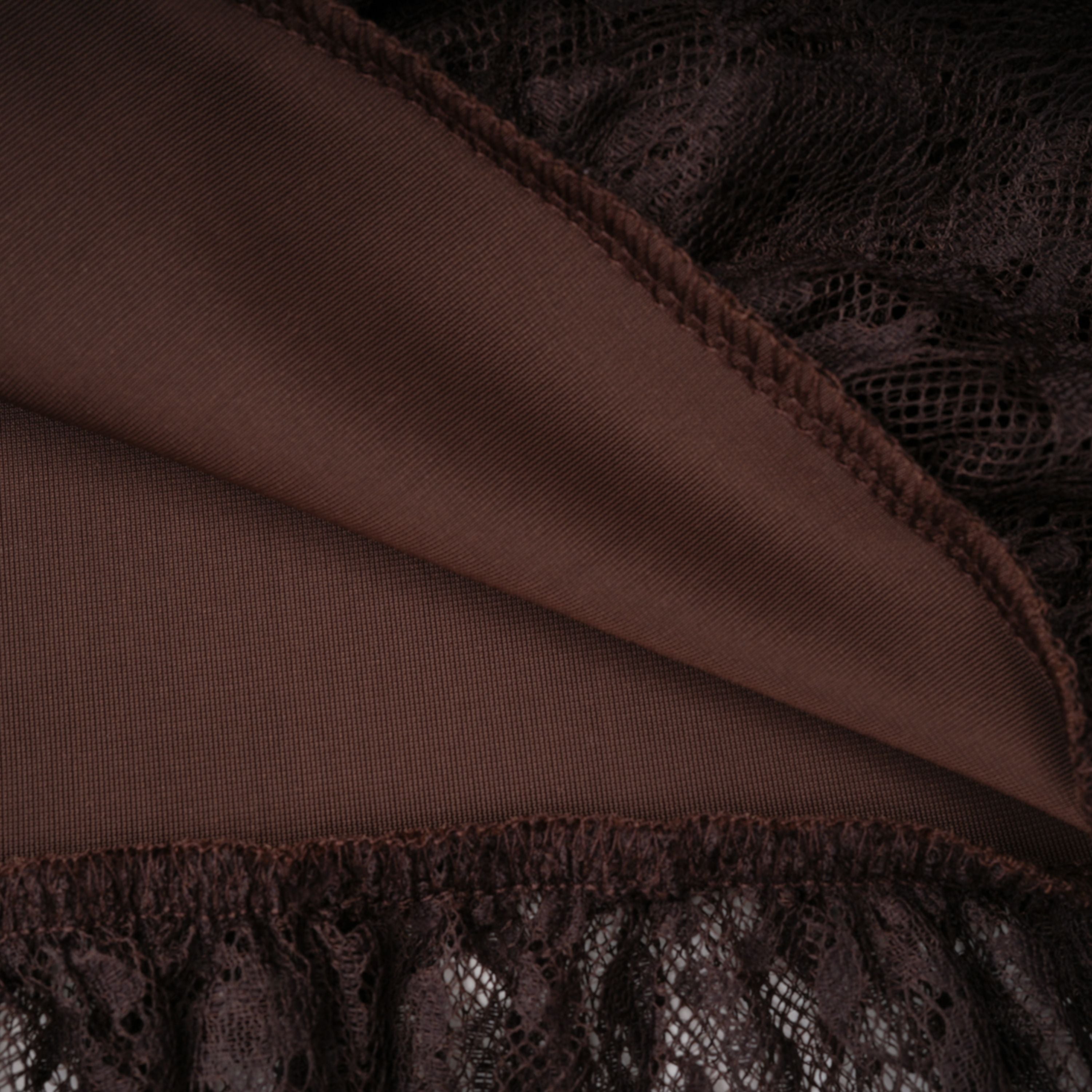 فستان قصير غير متماثل برقبة عالية من Alma Brown