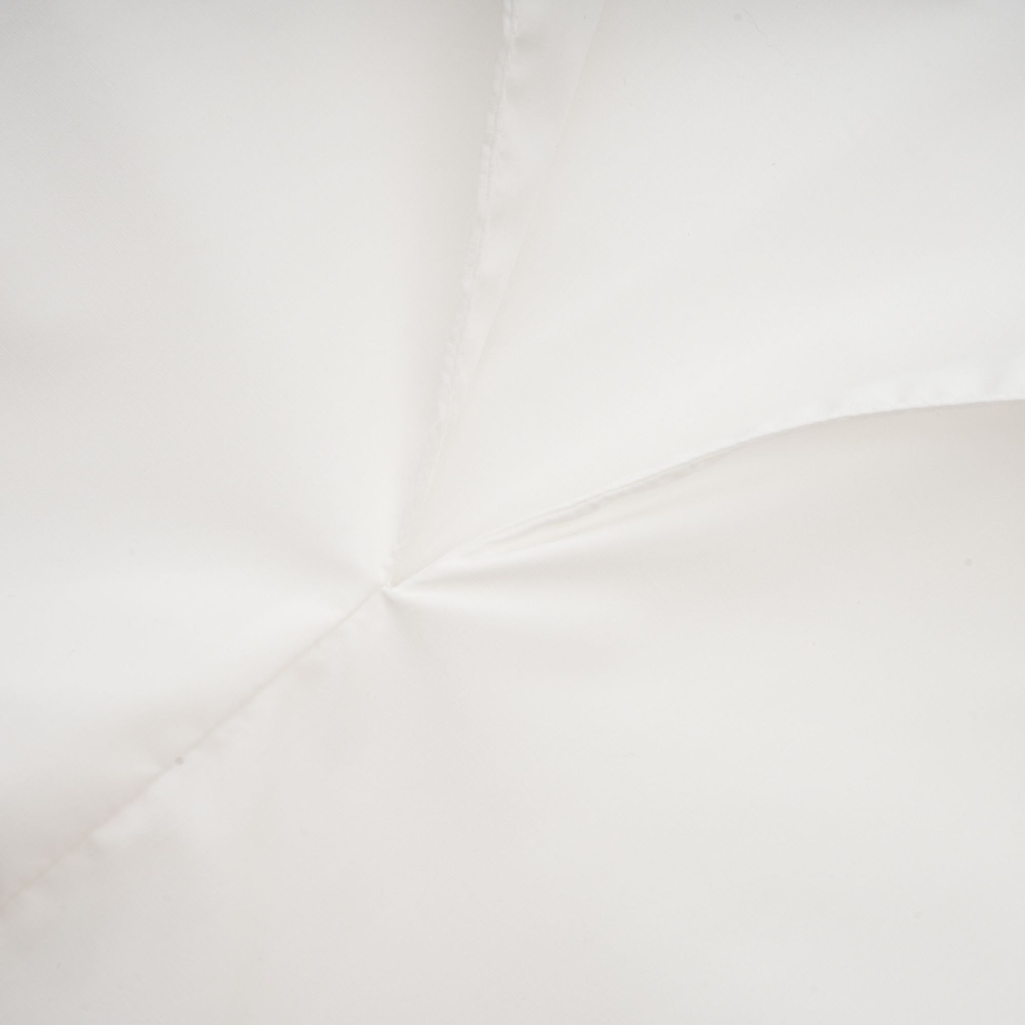 قميص ماريون منفوخ من الأسفل إلى الأعلى