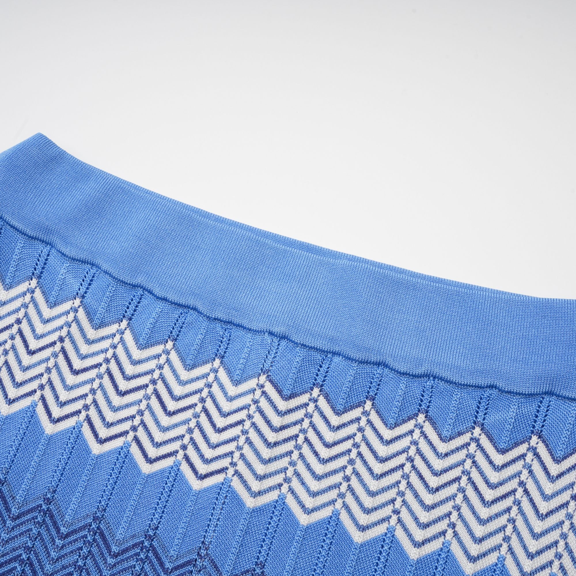 طقم دانييلا الأزرق المكون من بلوزة وتنورة محبوكة بتصميم متعرج متناسق