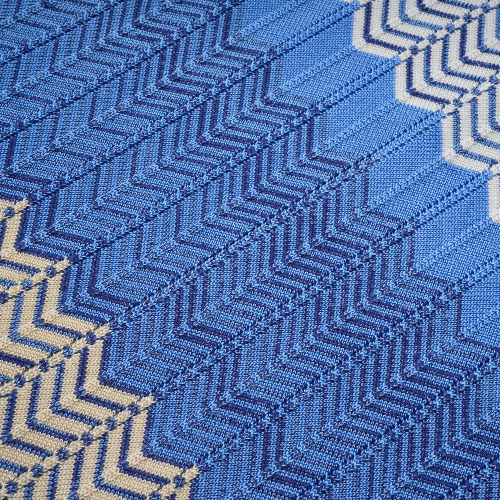 طقم دانييلا الأزرق المكون من بلوزة وتنورة محبوكة بتصميم متعرج متناسق