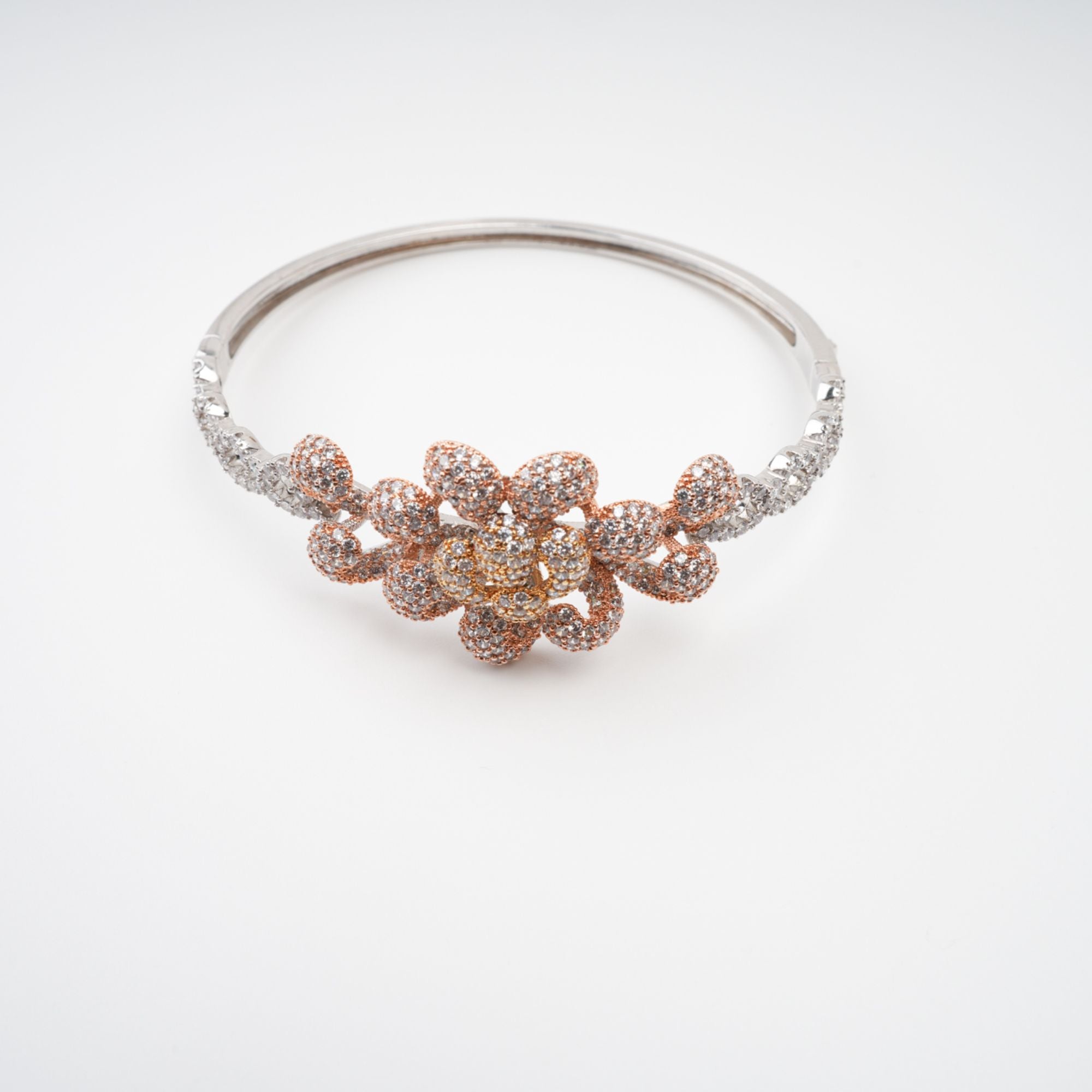 سوار أنثيمون الذهبي المزين بالكريستال