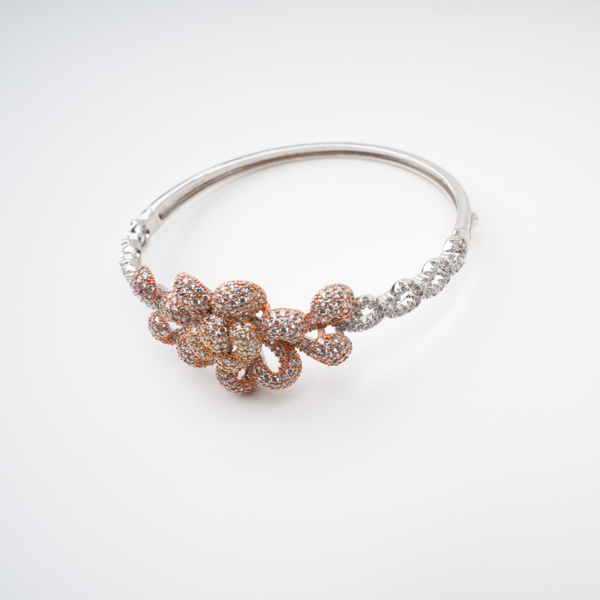 سوار أنثيمون الذهبي المزين بالكريستال