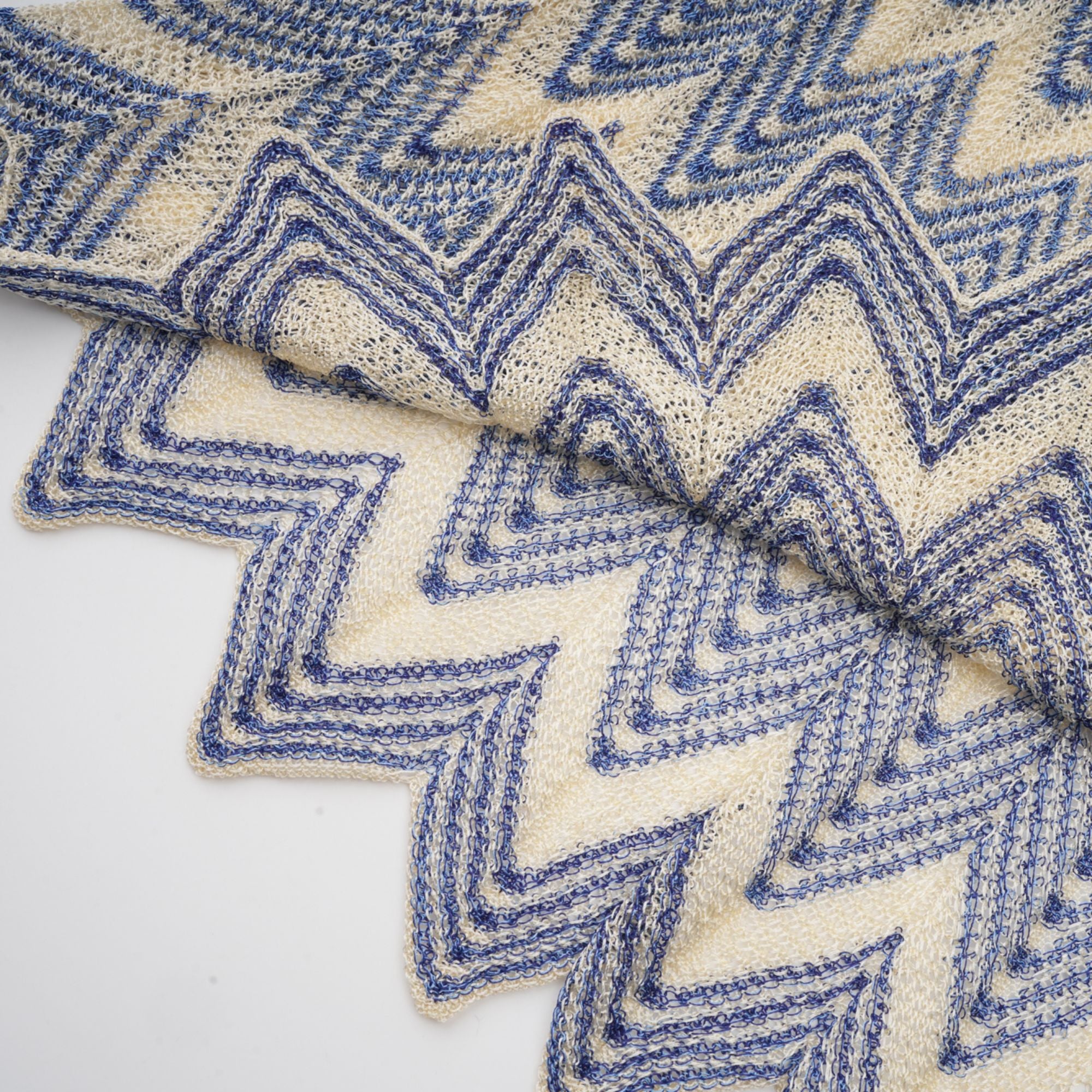 طقم دانييلا الأزرق المكون من بلوزة وتنورة محبوكة بتصميم متعرج متناسق