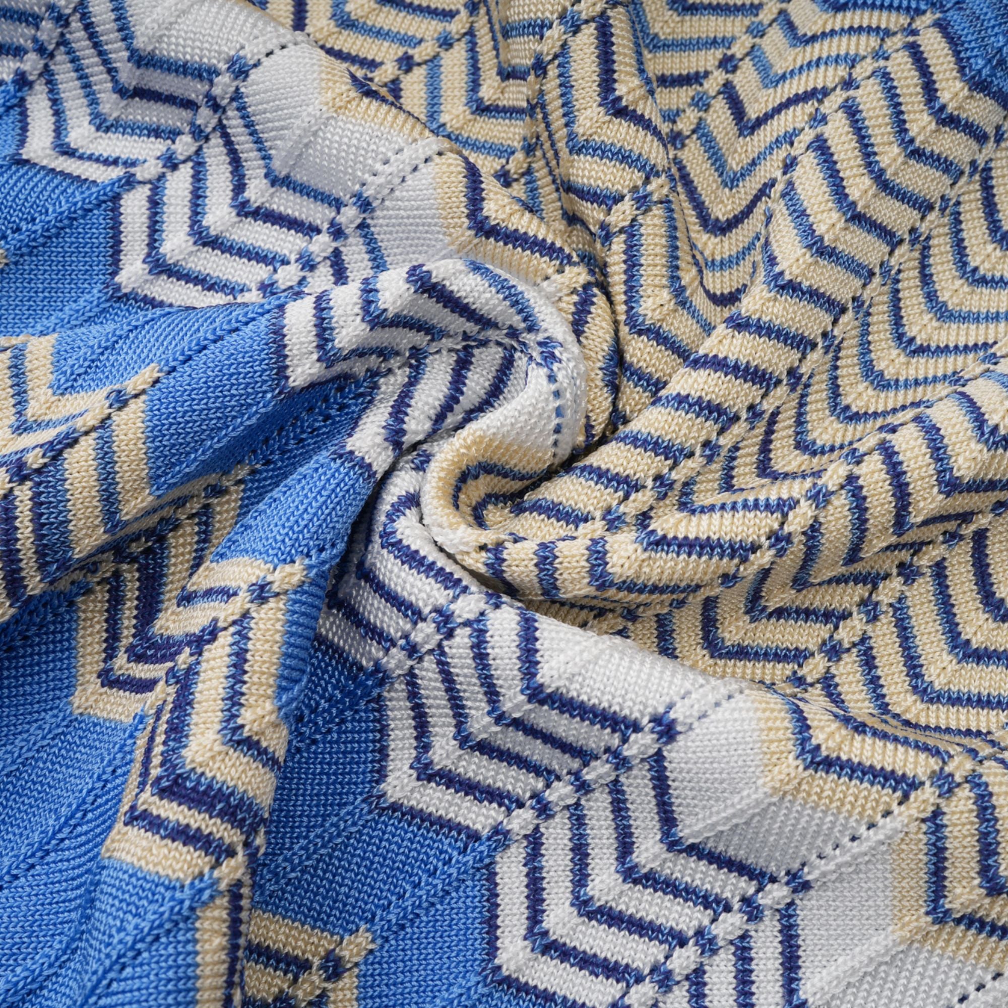 طقم دانييلا الأزرق المكون من بلوزة وتنورة محبوكة بتصميم متعرج متناسق