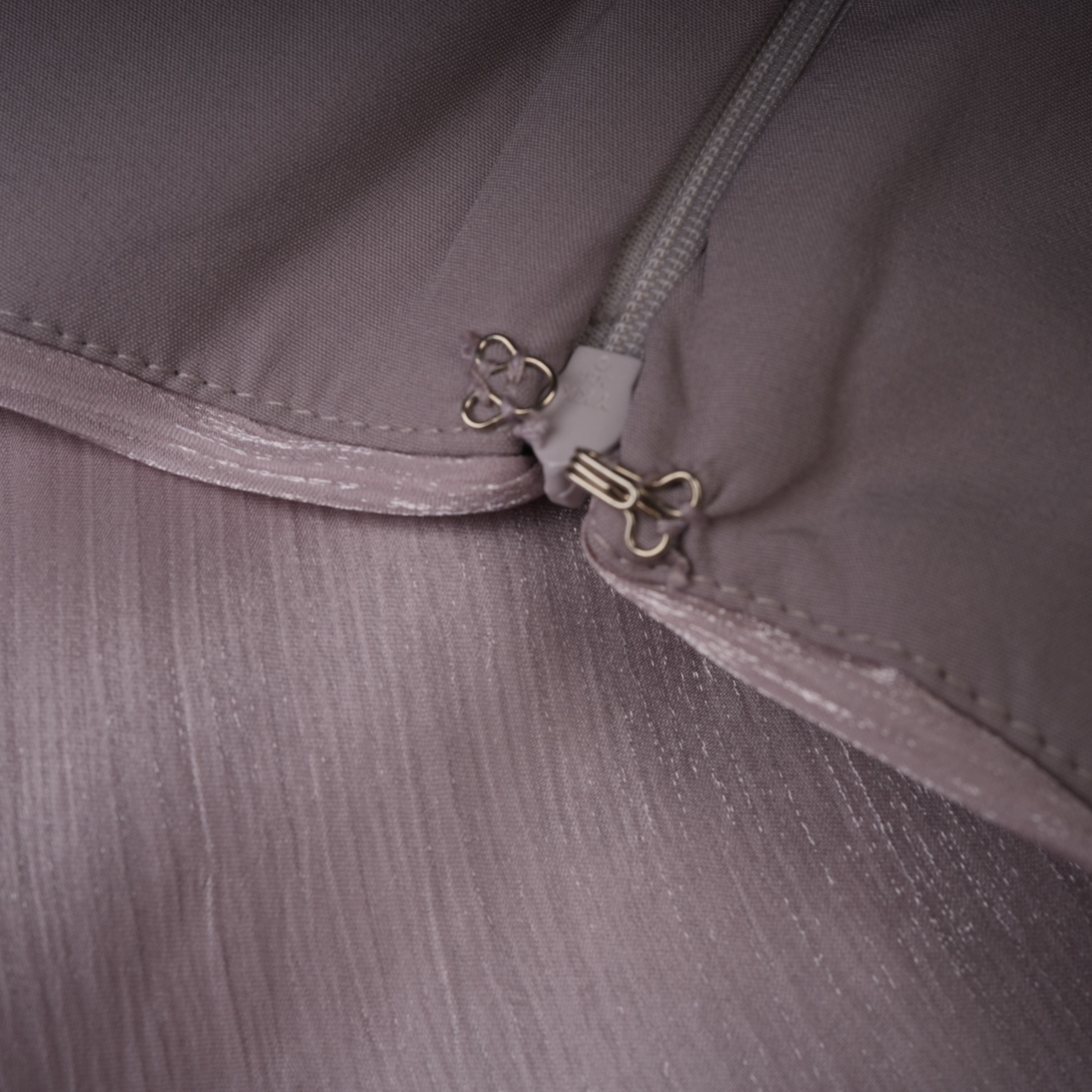 Nerida Silbernes Maxikleid mit Rollkragen und Rüschen